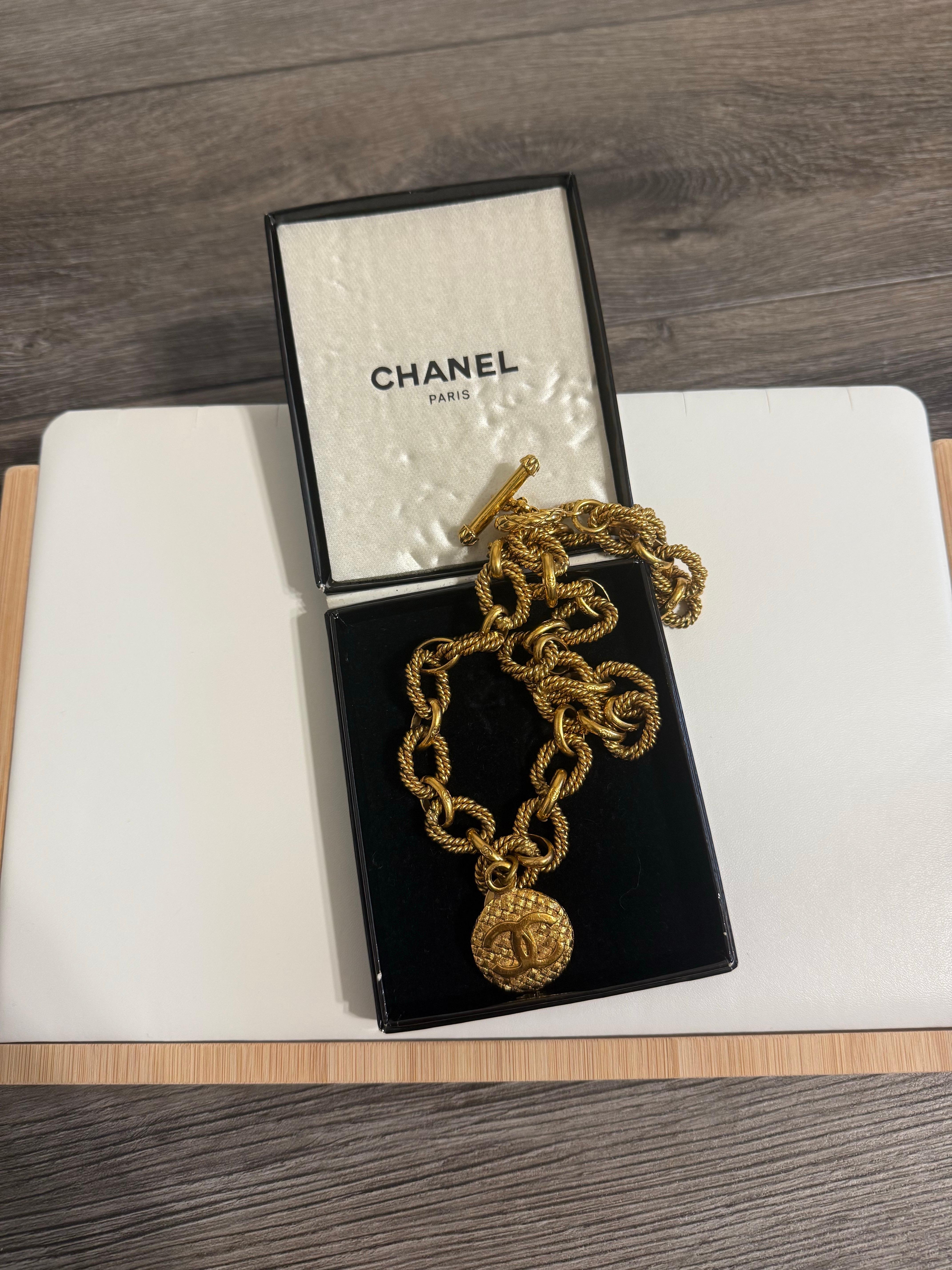 CHANEL Vintage Gold Medaillon strukturierte Kette Halsband Halskette im Angebot 9