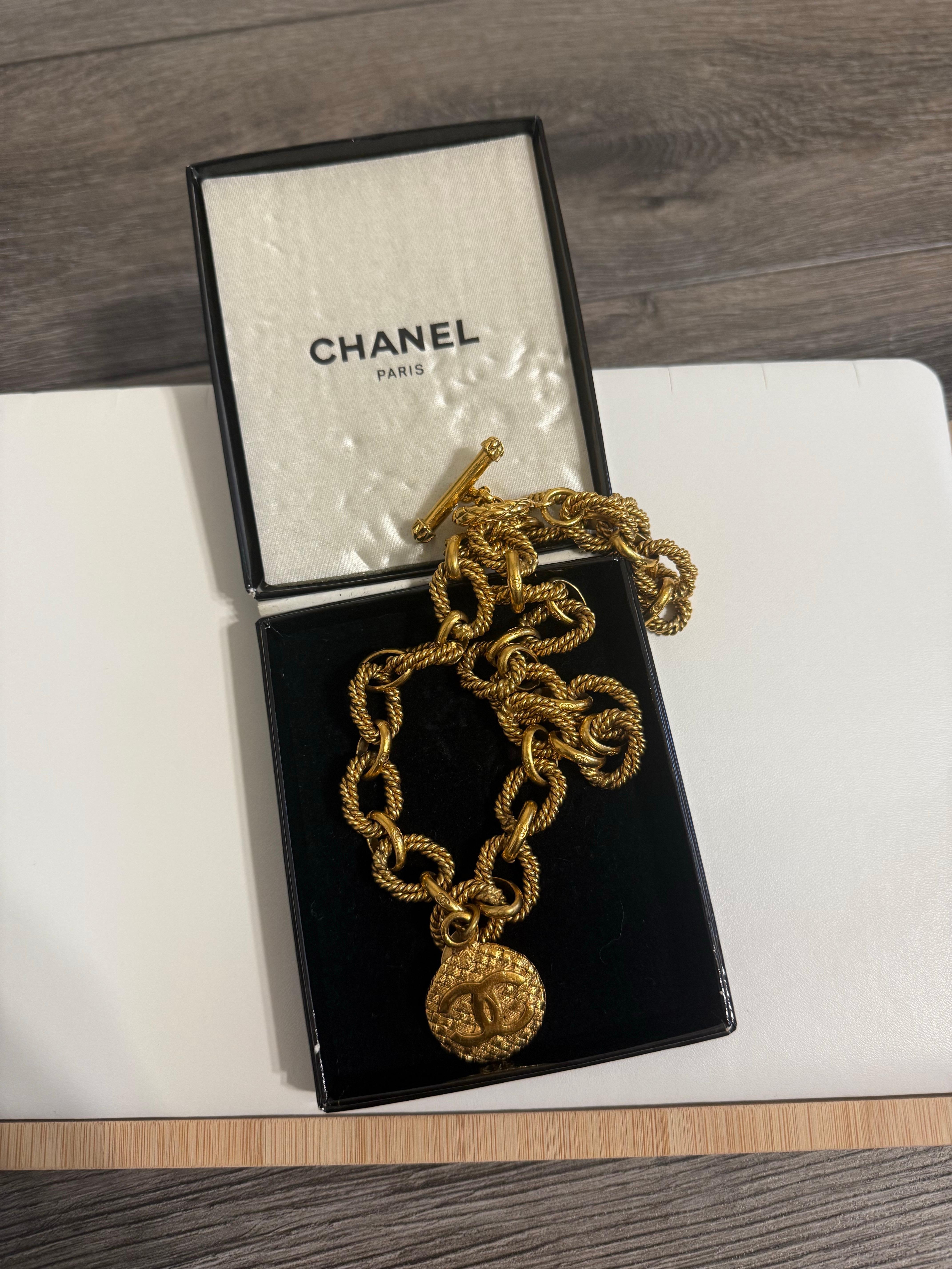 Schöne Vintage Chanel Gold CC Medaillon Kette Anhänger Halskette
100% authentisch
Hergestellt in Frankreich
Collection'S 29
Vergoldet
Insgesamt sehr guter Zustand, abgesehen von leichten Kratzern und Gebrauchsspuren 
Maße ca.: 20