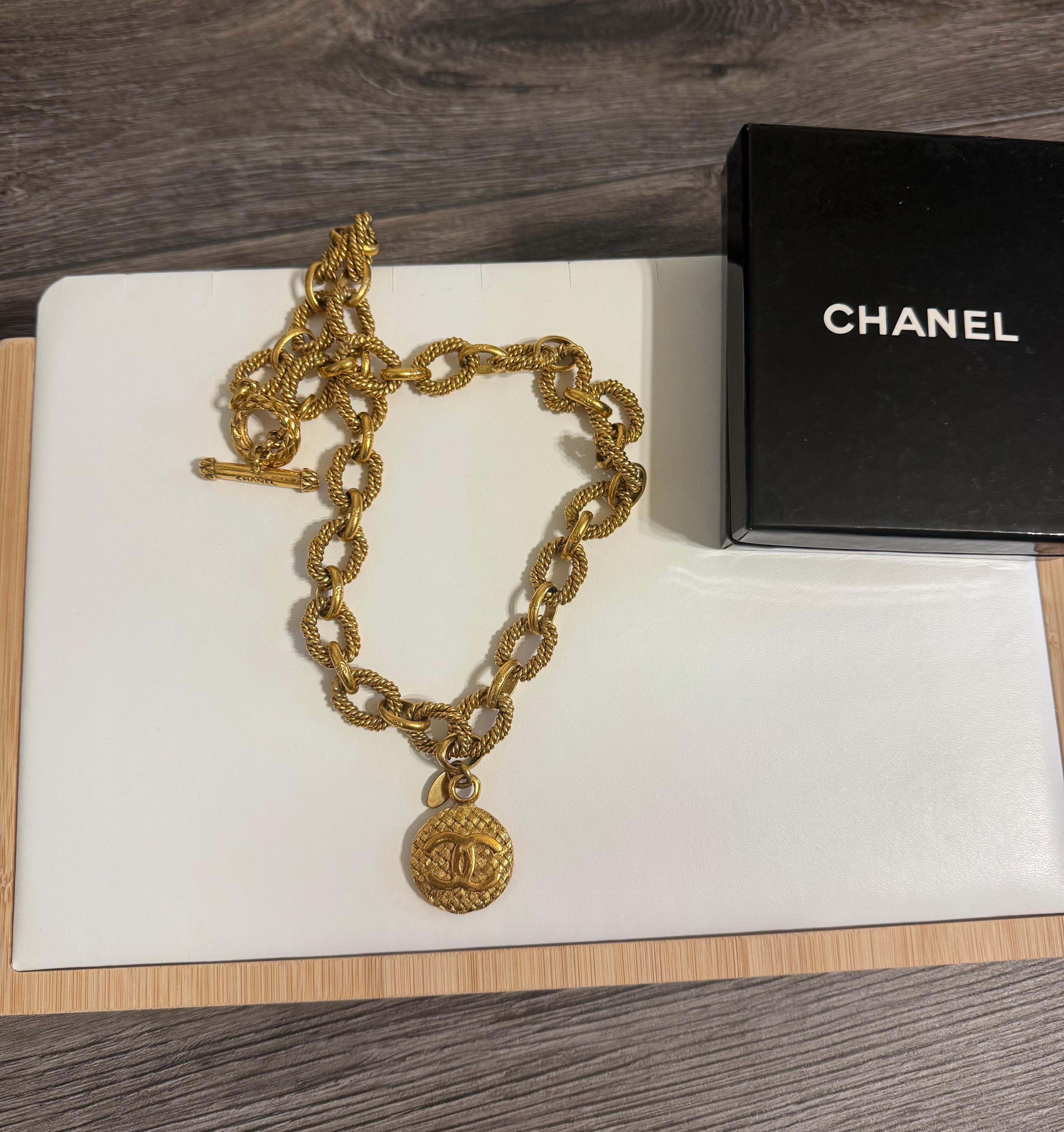 CHANEL Vintage Gold Medaillon strukturierte Kette Halsband Halskette im Zustand „Gut“ im Angebot in Bellevue, WA