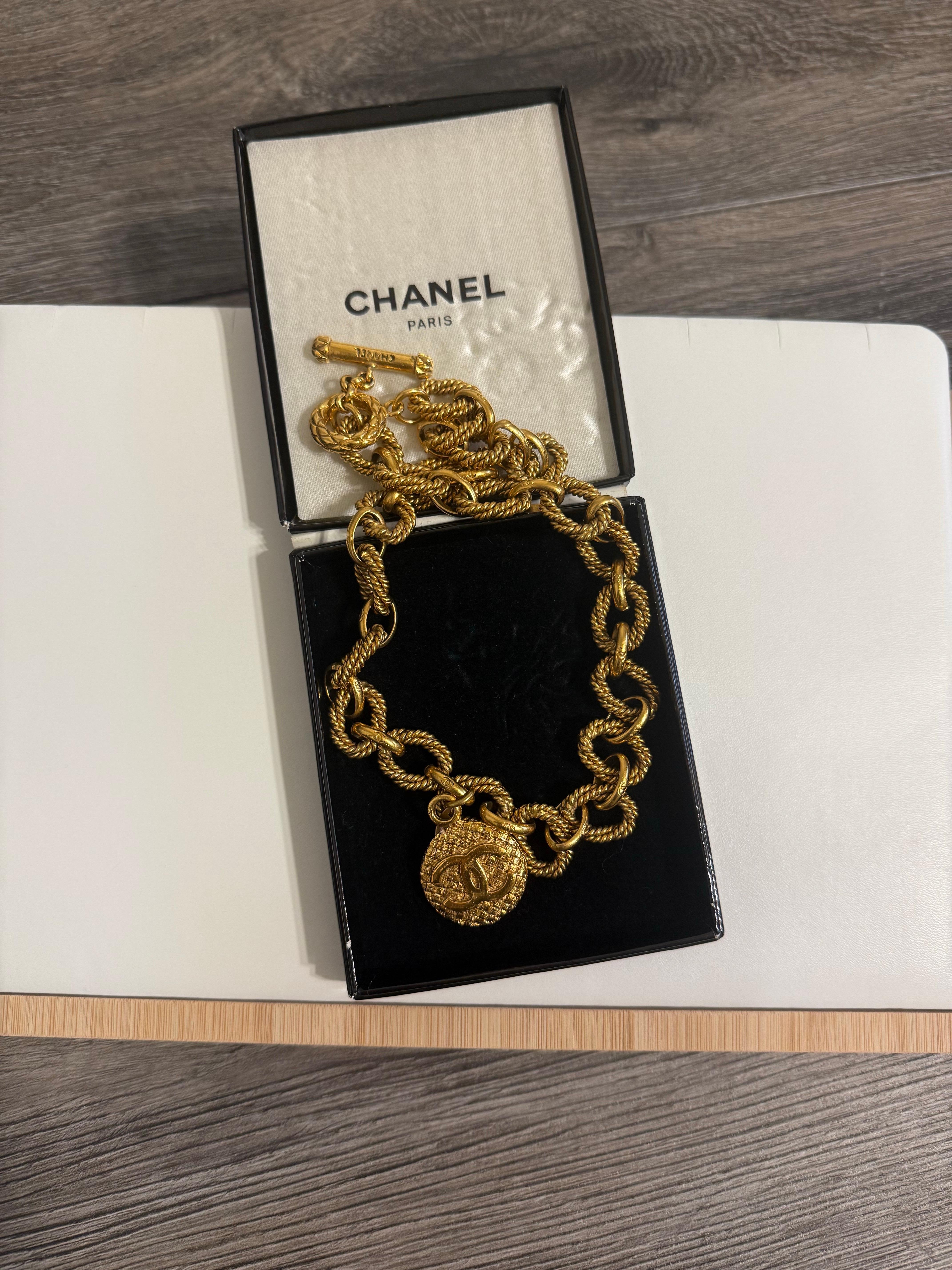 CHANEL Vintage Gold Medaillon strukturierte Kette Halsband Halskette für Damen oder Herren im Angebot
