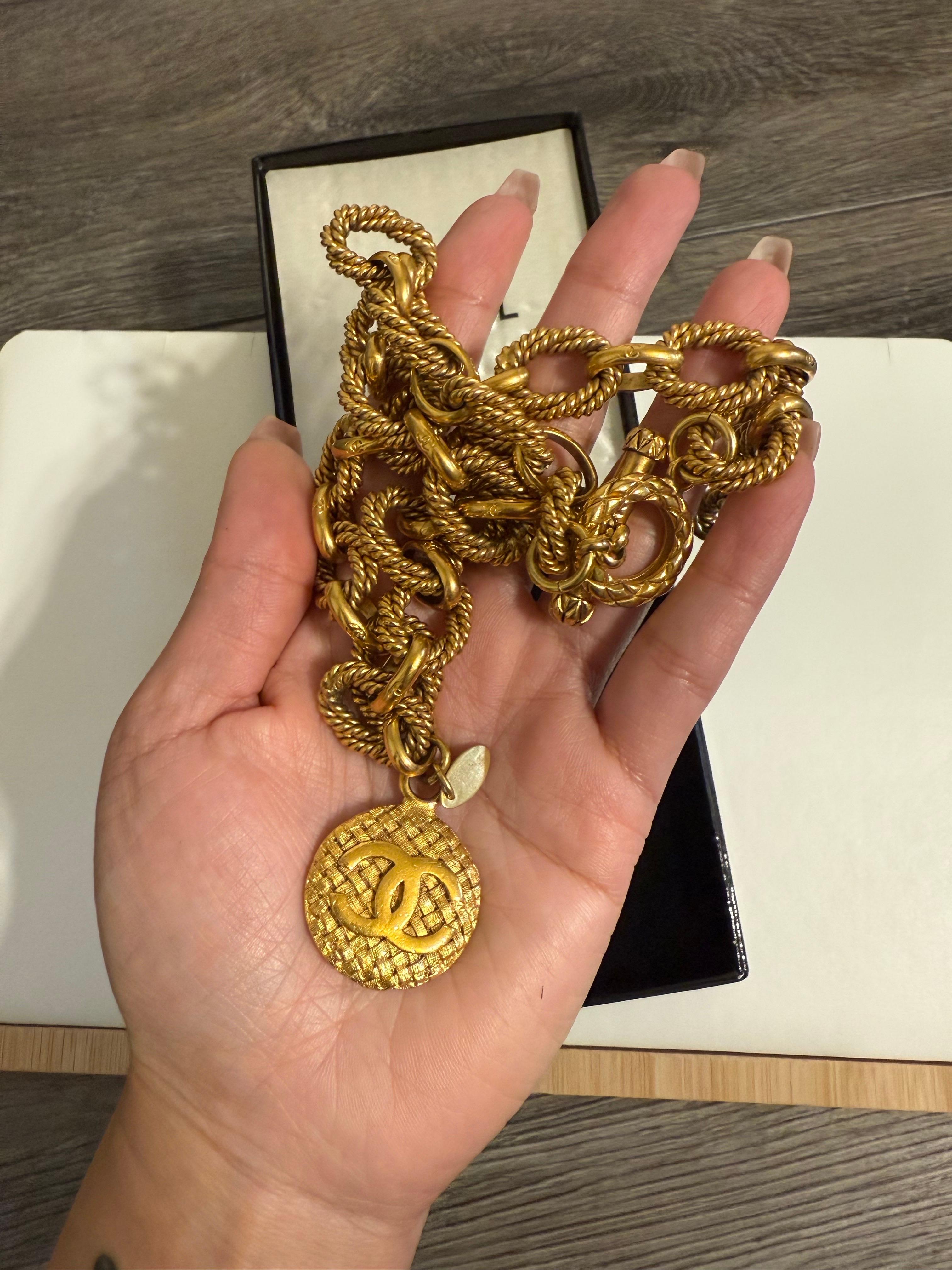 CHANEL Vintage Gold Medaillon strukturierte Kette Halsband Halskette im Angebot 2