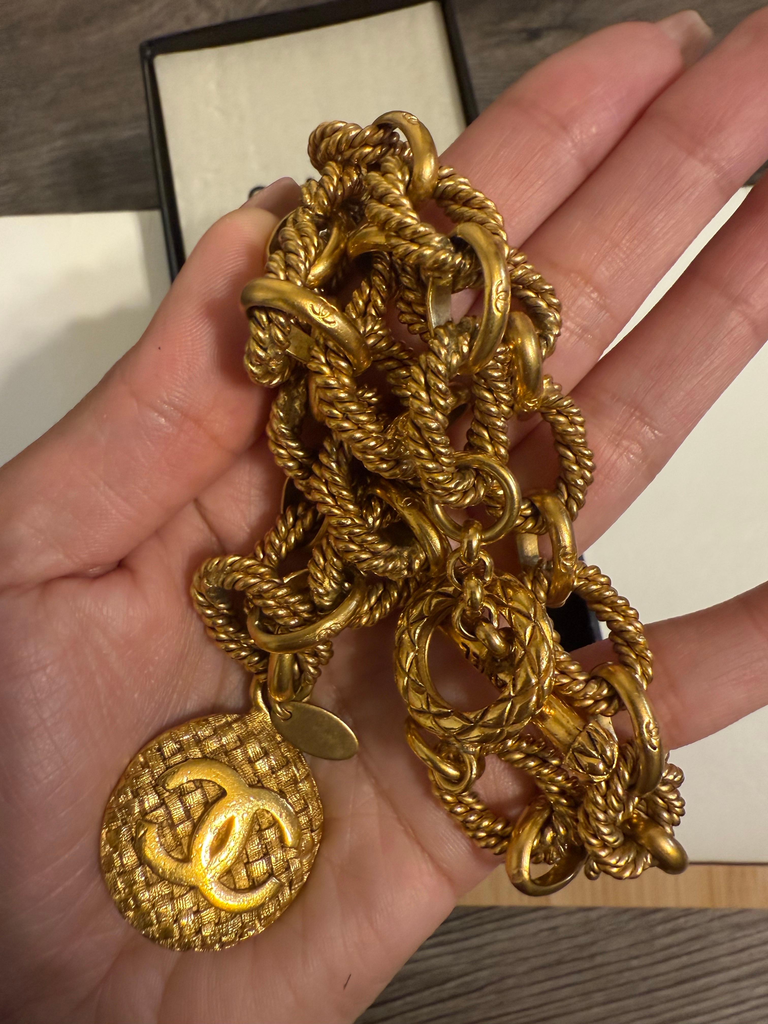 CHANEL Vintage Gold Medaillon strukturierte Kette Halsband Halskette im Angebot 3