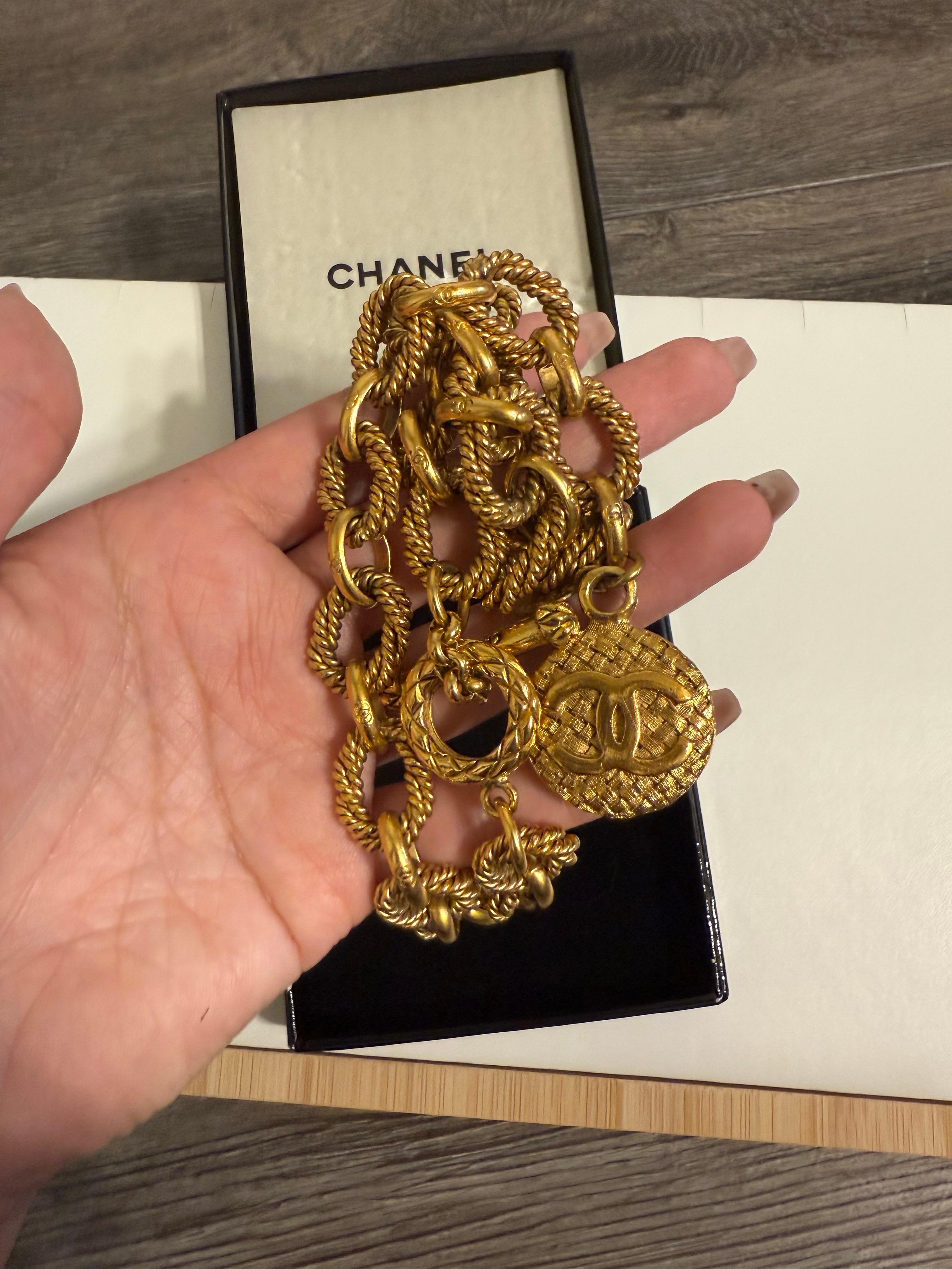 CHANEL Vintage Gold Medaillon strukturierte Kette Halsband Halskette im Angebot 5