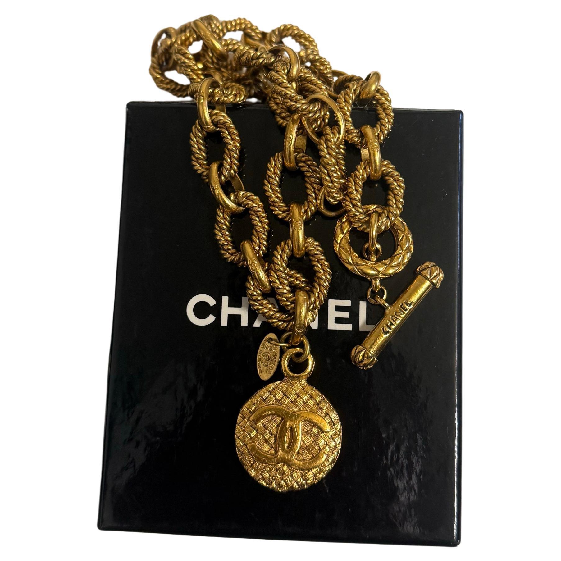 CHANEL Vintage Gold Medaillon strukturierte Kette Halsband Halskette im Angebot