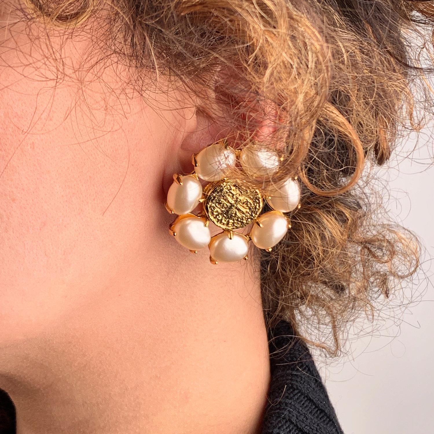 Chanel Vintage Gold Metal and Glass Pearls Cabochons Clip On Earrings In Good Condition In Rome, Rome