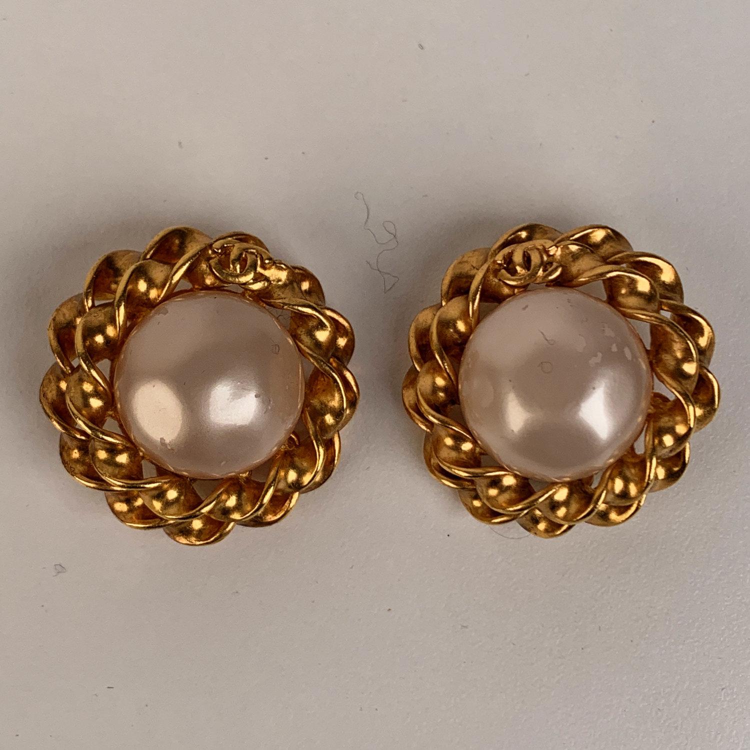 - Gorgeous vintage CHANEL earrings 
- Glass Pearl and gold metal twisted ribbon
- CC - CHANEL logo detailing
- Clip-on earrings
- Signed ' C CHANEL R - 94 CC A - MADE IN FRANCE' in a oval mark.
- Diameter: 1,3 inch- 3,5 cm 
- Comes with original