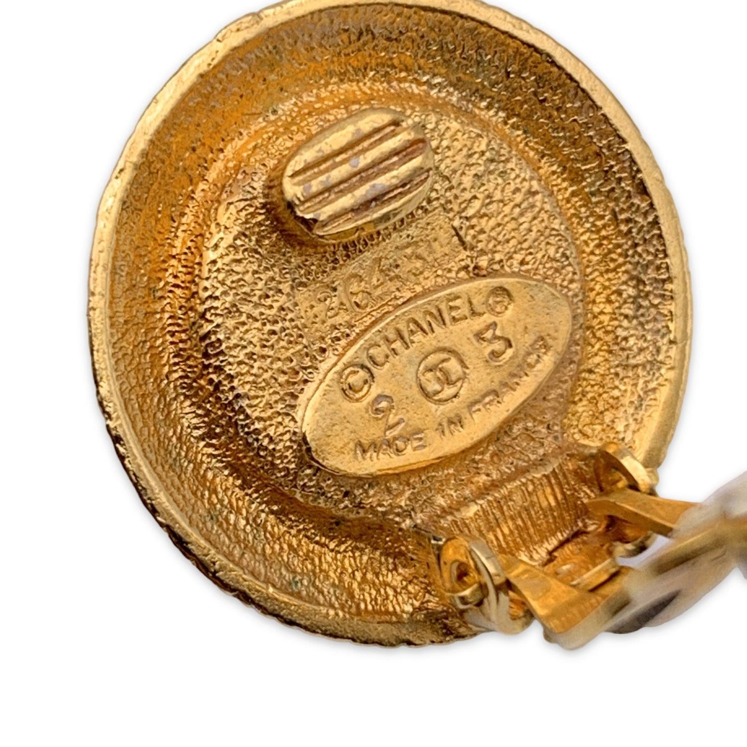 Chanel Vintage Gold Metal and Pearl Cabochon Round Clip On Earrings In Good Condition For Sale In Rome, Rome