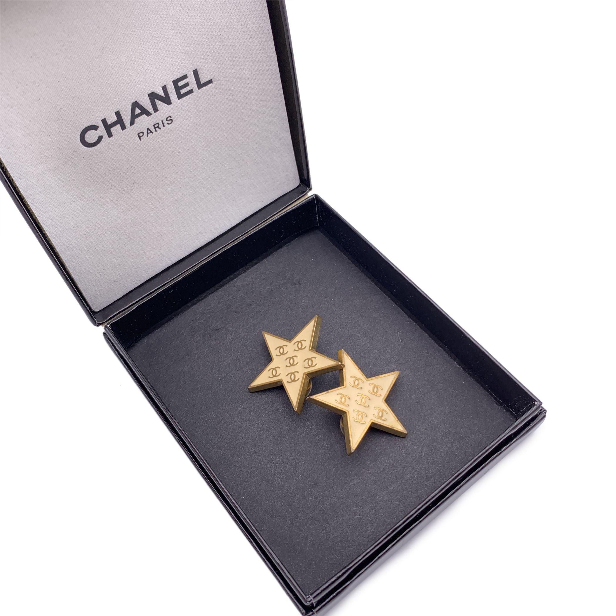Gorgeous vintage CHANEL star shaped clip-on earrings. Gold metal earrings and beige coloured enamel. 6 small CC logos in the center. Clip-on design. Signed 'Chanel 01 - CC - P - Made in France' oval hallmark on the reverse of the earring. Width: