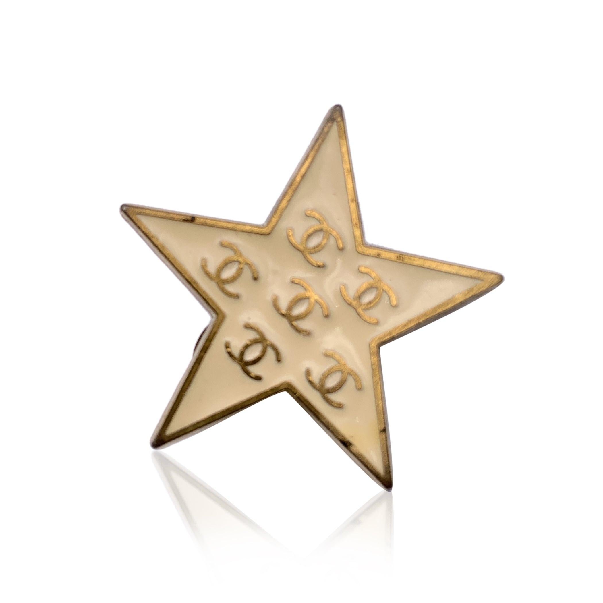 Chanel Vintage Gold Metal Beige Stars CC Logos Clip On Earrings In Excellent Condition For Sale In Rome, Rome