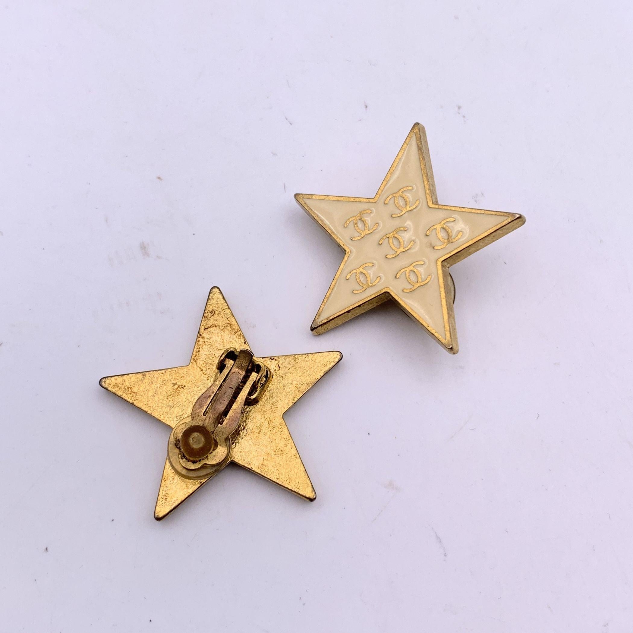 Chanel Vintage Gold Metal Beige Stars CC Logos Clip On Earrings For Sale 1