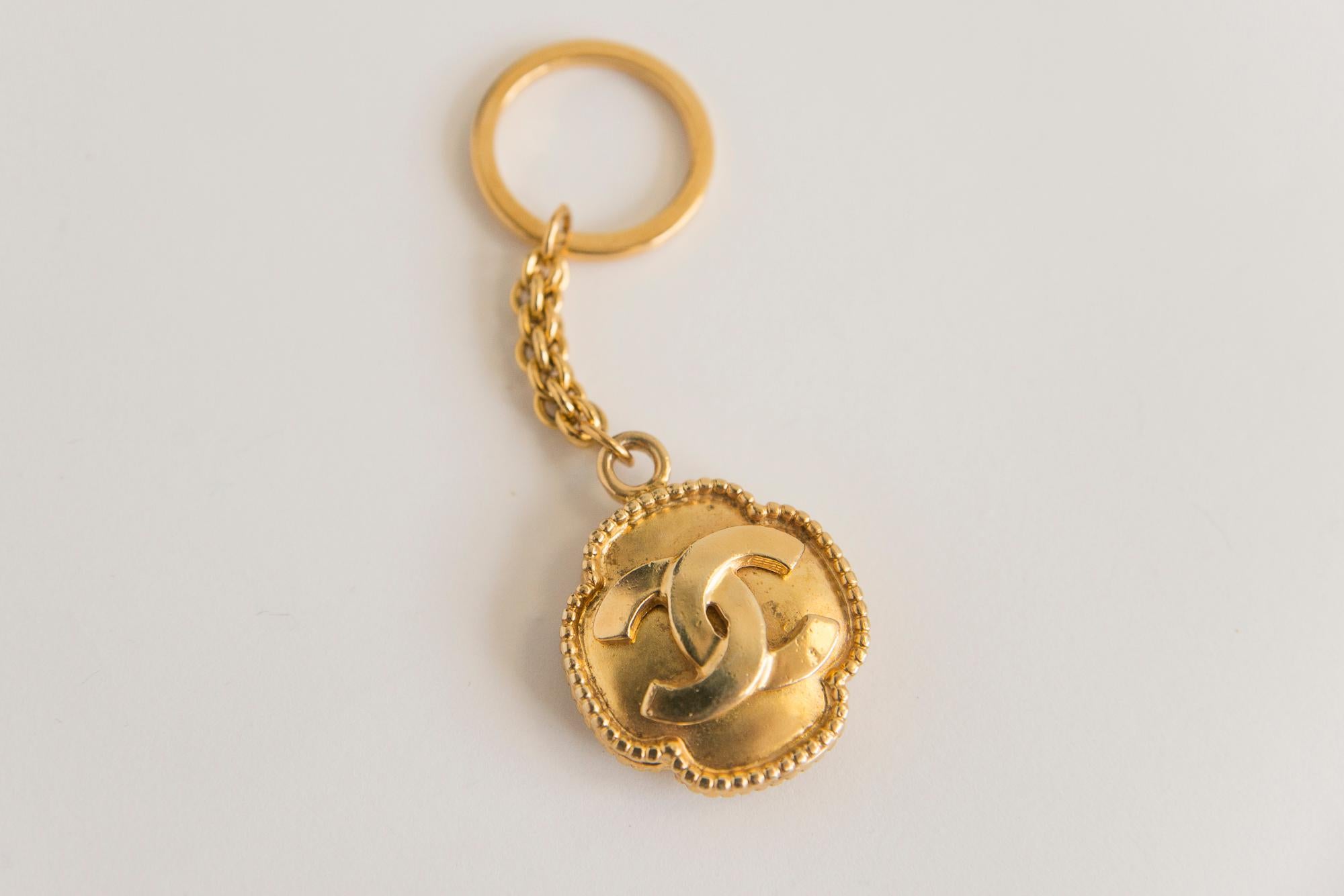 From the iconic Chanel Karl Lagerfeld years, this late 80s - early 90s refined gold-tone metal CC keychain will make a perfect little gift for fans of the House. Of course, wearable as well as a bag charm ! Signed on plaque.

Dimensions :
Full
