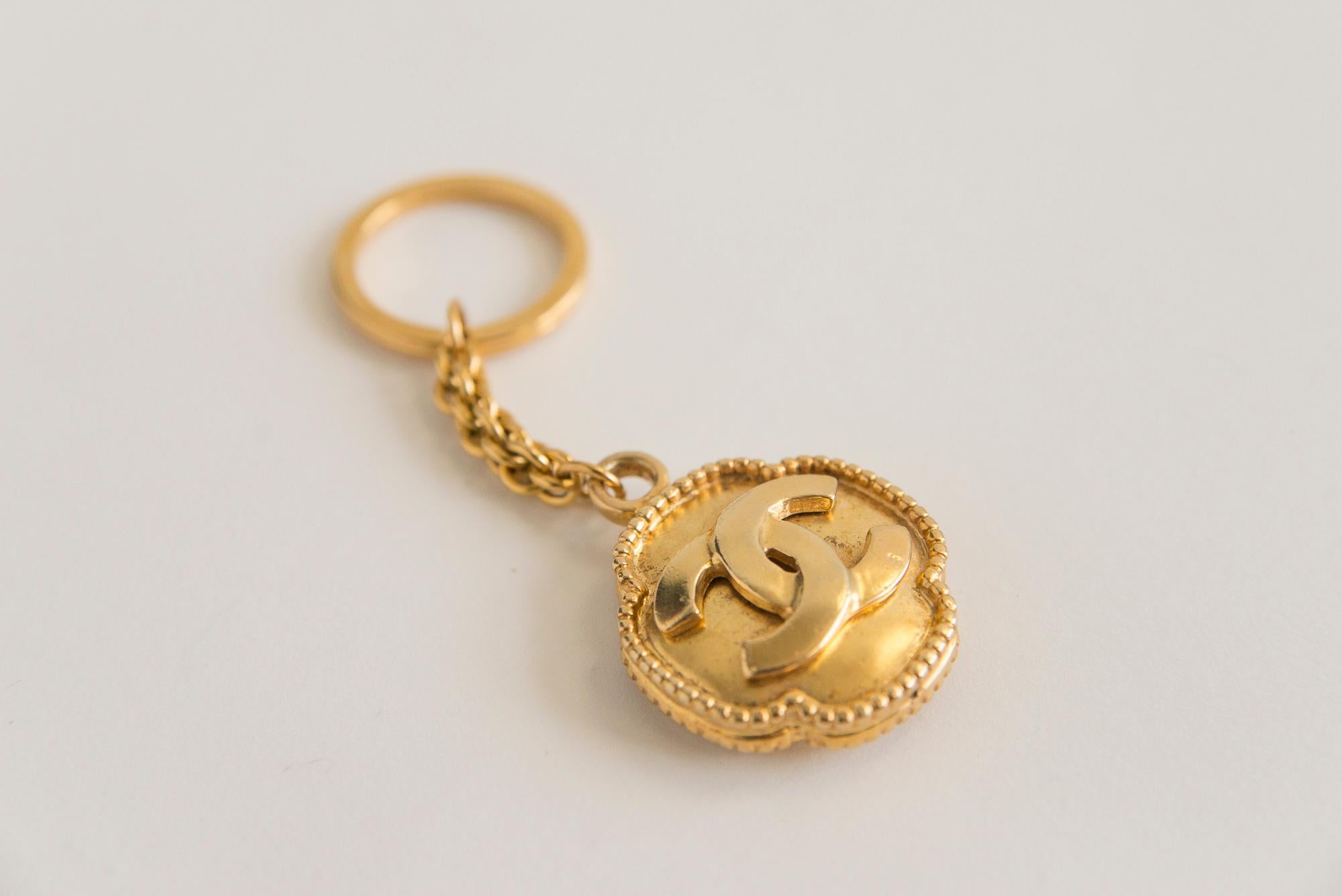 Chanel Gold-Tone Metal CC Keychain, Fall-Winter 1996-1997 In Good Condition For Sale In Geneva, CH