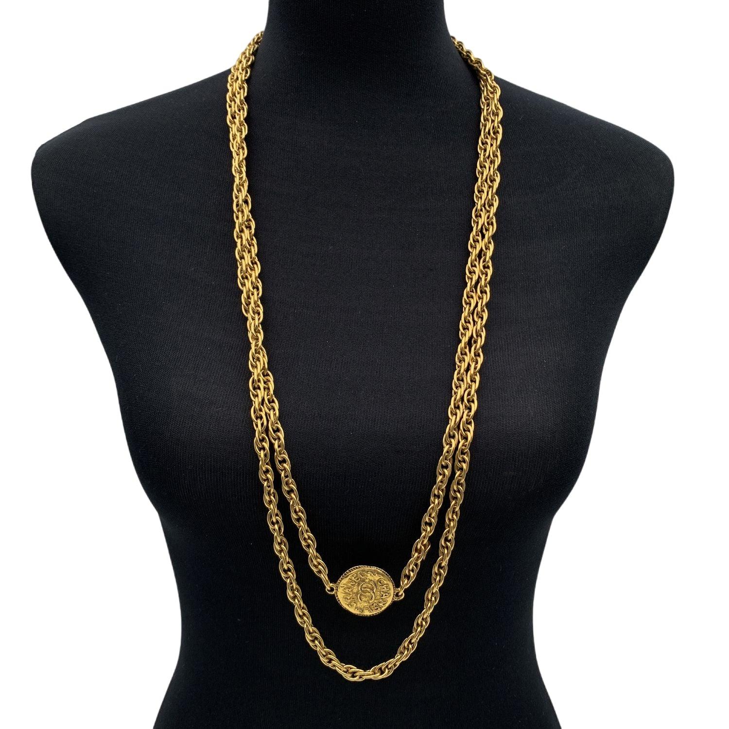 Vintage gold metal chain and round Chanel - CC logo necklace by CHANEL. No closure. It can be worn one or two turns. Necklace's drop 35 inches - 88.8 cm. 'CHANEL - Made in France' round tab on the chain. Condition A - EXCELLENT Gently used. Please,