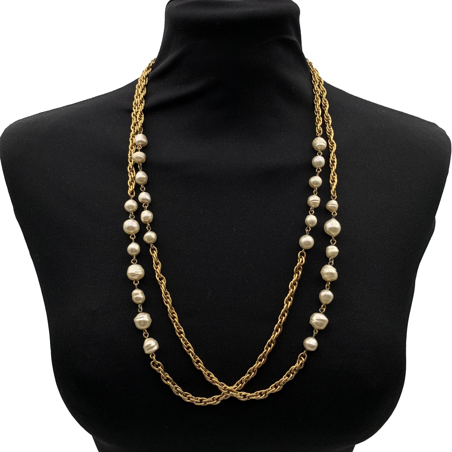Vintage gold metal chain and baroque pearls necklace by CHANEL. CC - CHANEL logo on the closure. Box closure. Total length of the chain: 52 inches - 132 cm. 'CHANEL 1984' and 'Made in France' oval tab.





Condition

A - EXCELLENT

Gently used.