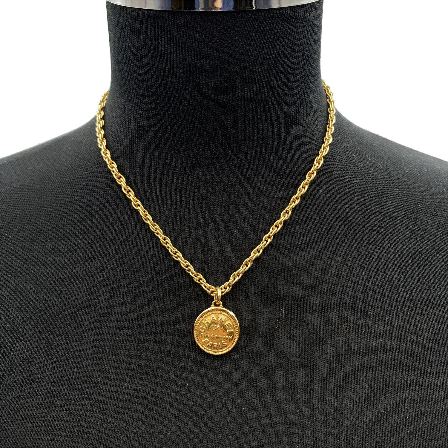 Chanel Vintage Gold Metal Chain Necklace CC Logo Medallion In Excellent Condition In Rome, Rome