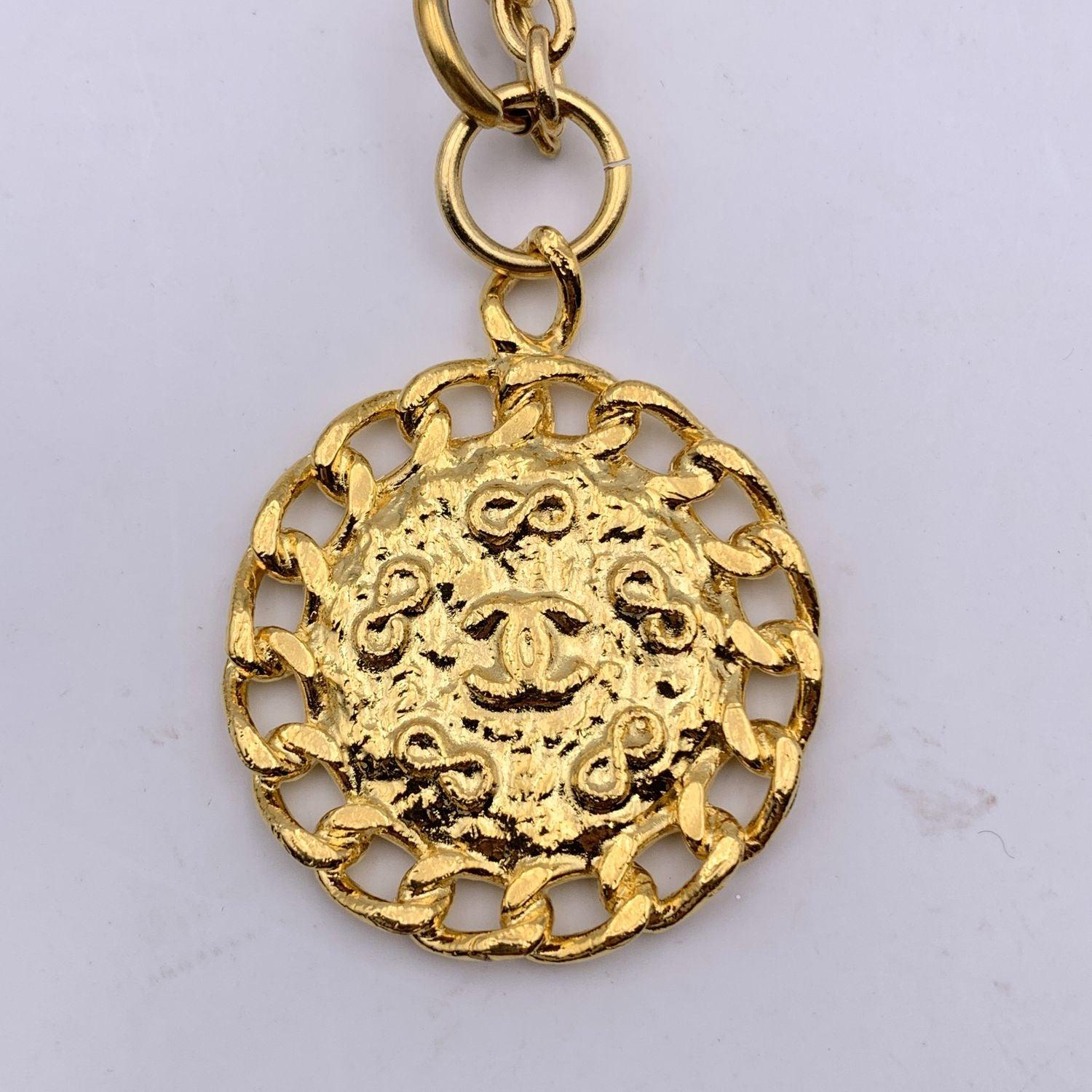 Women's Chanel Vintage Gold Metal Chain Necklace CC Logo Medallion