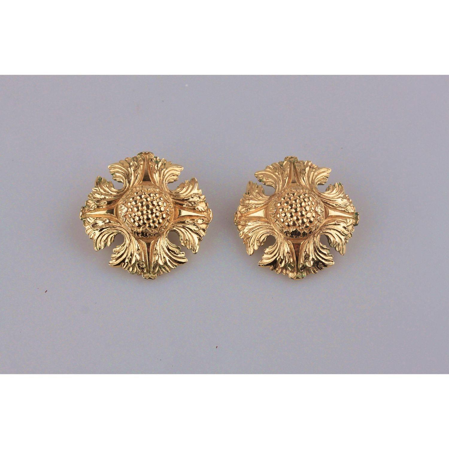 CHANEL Vintage Gold Metal Clip On EARRINGS In Excellent Condition In Rome, Rome