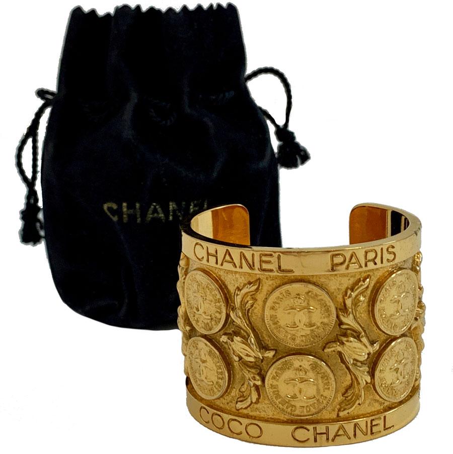 Collector! Superb cuff from Maison CHANEL, all in gold metal. It is adorned on its entire set of medals bearing the CC logo. The cuff also bears the inscriptions CHANEL PARIS and COCO CHANEL.
It is a very trendy vintage piece of jewelry that will