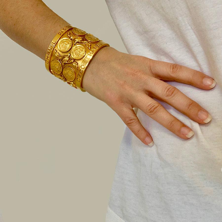 CHANEL Vintage Gold Metal Cuff In Good Condition In Paris, FR