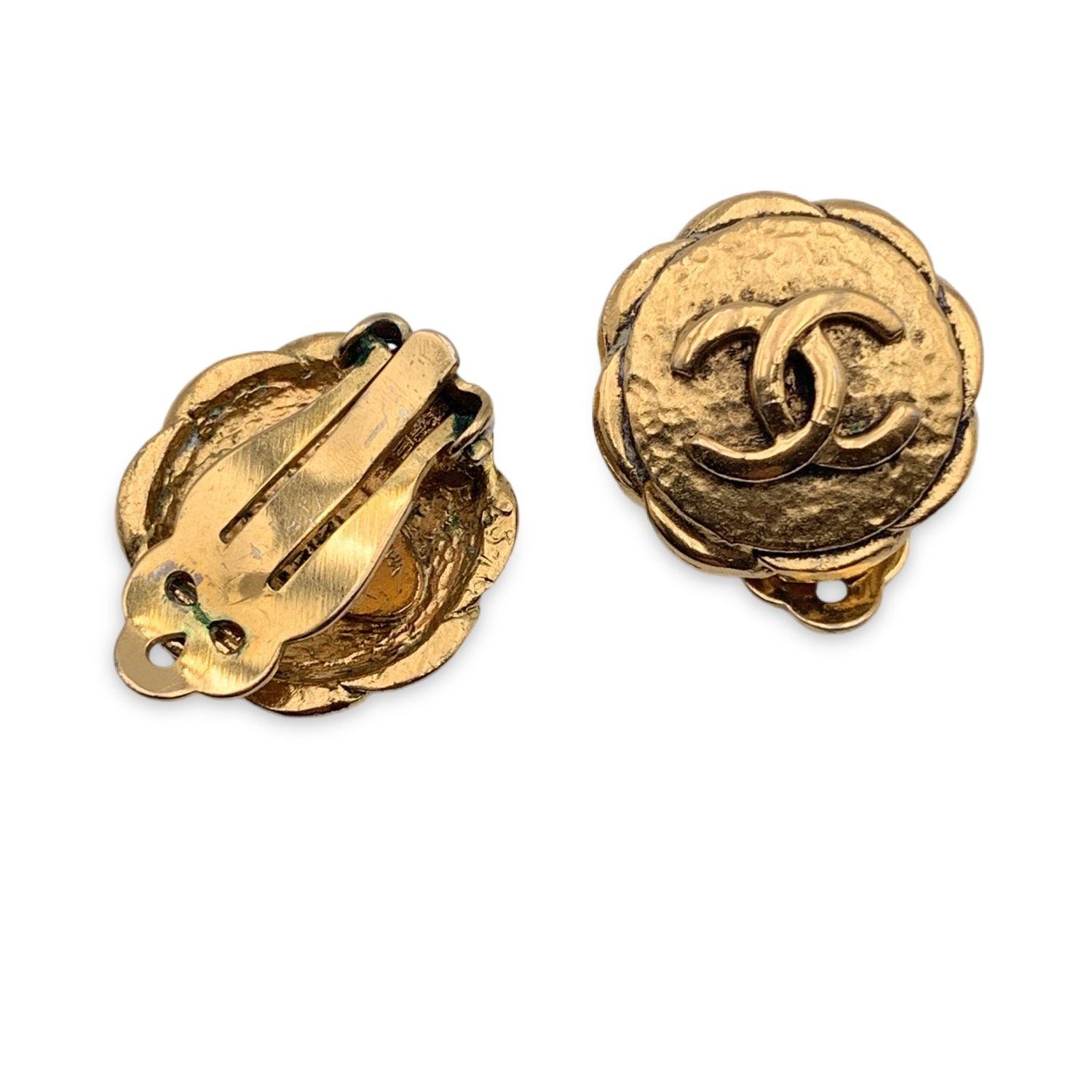 Chanel Vintage Gold Metal Embossed CC Logo Flower Clip On Earrings In Excellent Condition In Rome, Rome