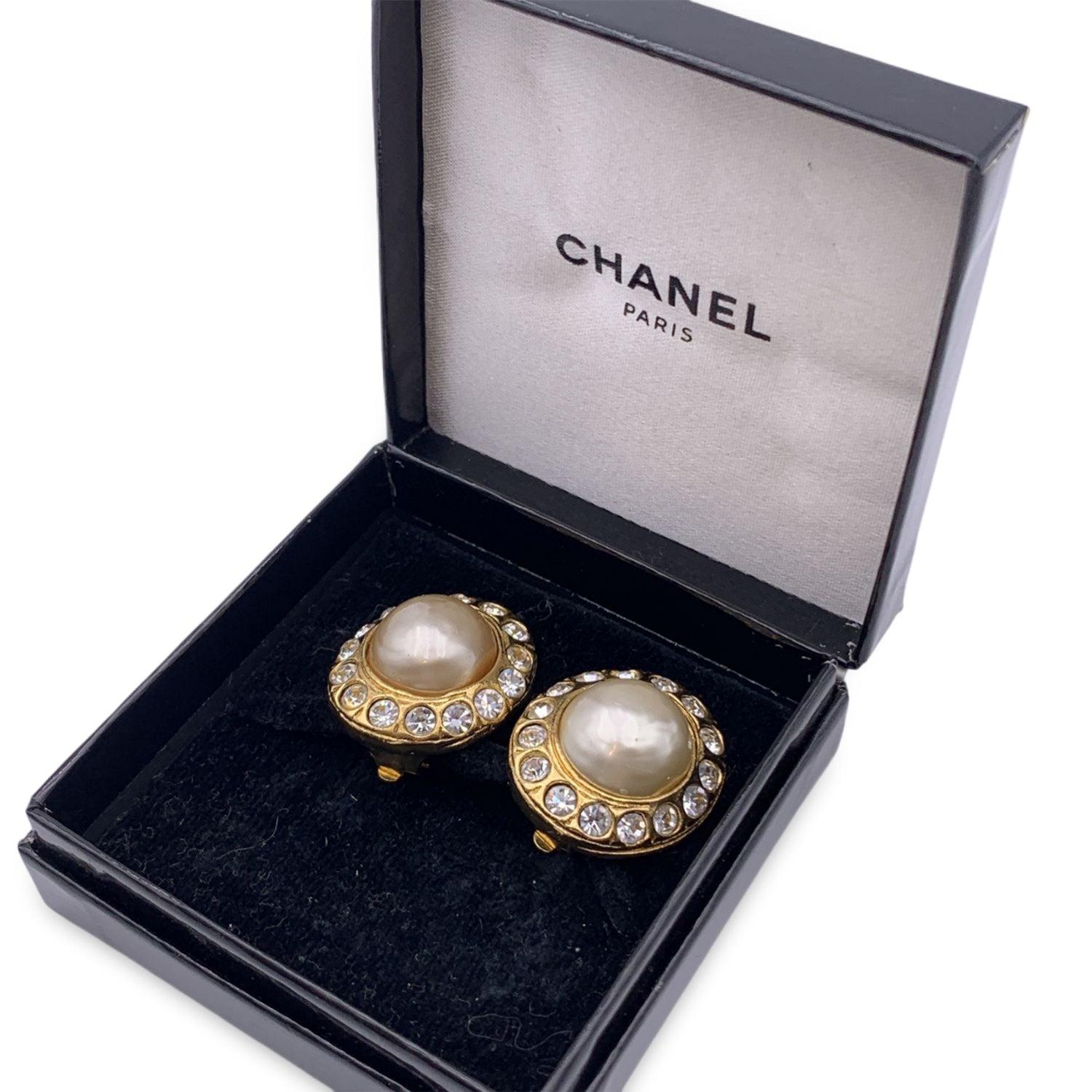 Gorgeous vintage CHANEL oval earrings. Faux Pearl and gold metal frame embellished with crystals. Clip-on earrings. Signed 'Chanel CC - Made in France' round hallmark on the reverse of the earrings. Width: 22 mm - Height: 25 mm Condition A -