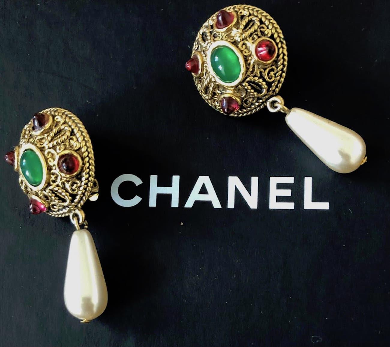 CHANEL Vintage Gold Metal Green and Pink Gripoix Pearl Drop Earrings 1980s W/Box
A timeless rare fabulous 1980s CHANEL pearl drop earrings in gold metal set with green and pink Gripoix poured glass. These Chanel maison Gripoix earrings are clip-on