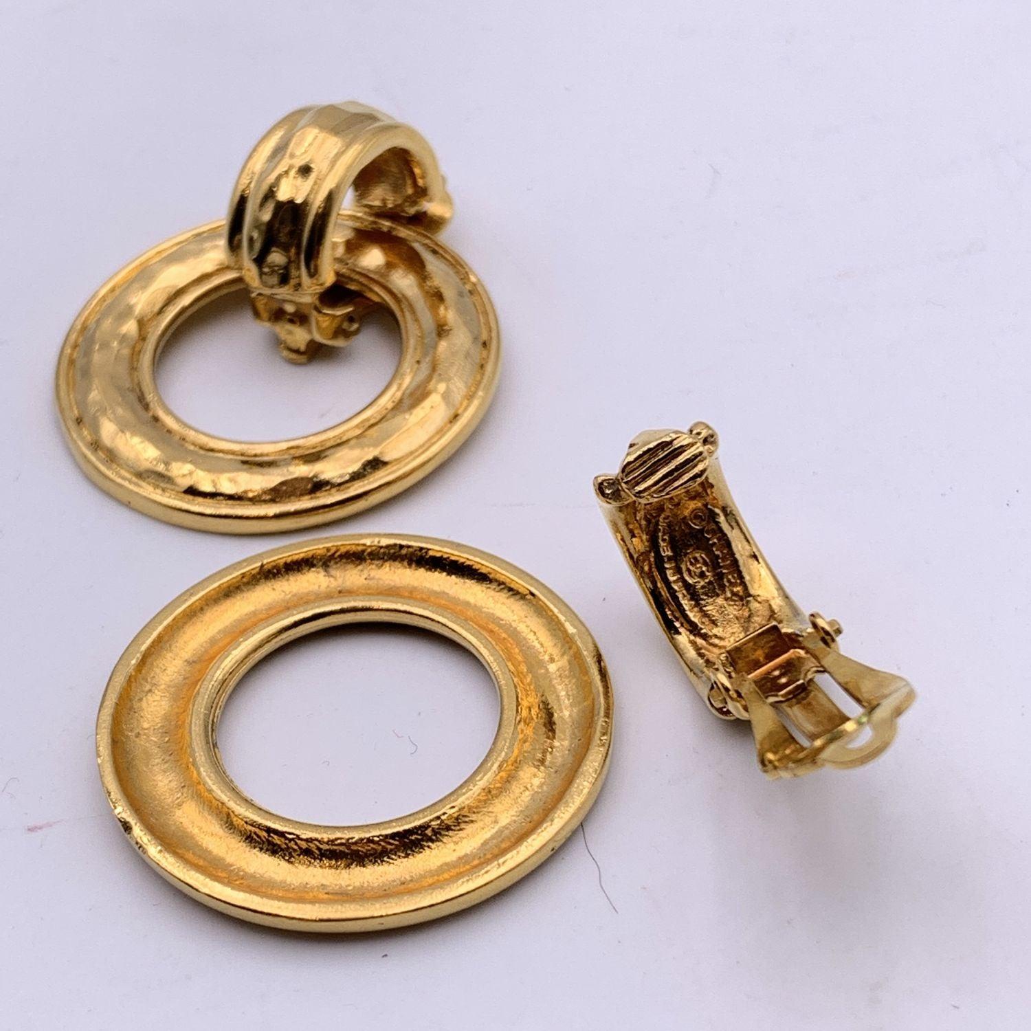 Chanel Vintage Gold Metal Hoop Door Knocker Clip On Earrings In Excellent Condition For Sale In Rome, Rome