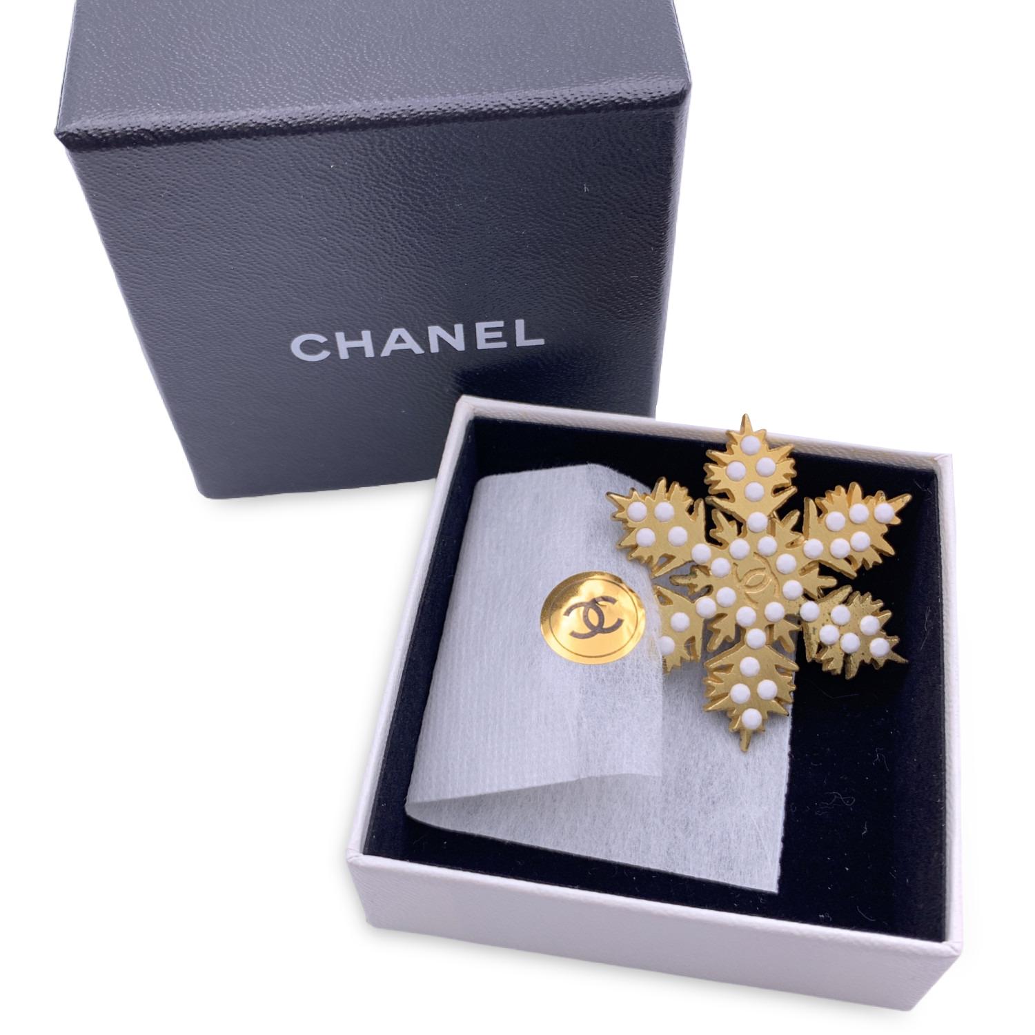 Beautiful Chanel Snowflake Brooch. Gold metal with white rhinestones. 'Chanel 01 CC A - Made in France' oval tab on the back. Comes with its original Chanel box.


Condition

A - EXCELLENT

Gently used. Please check the photos carefully and ask if