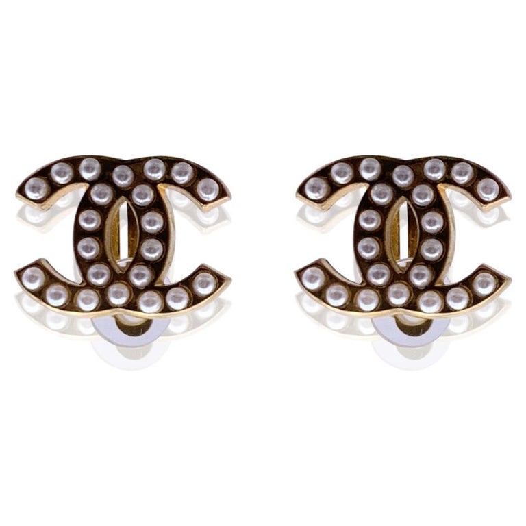 Chanel Vintage Gold Metal Micro Pearls CC Logo Clip On Earrings For Sale at  1stDibs