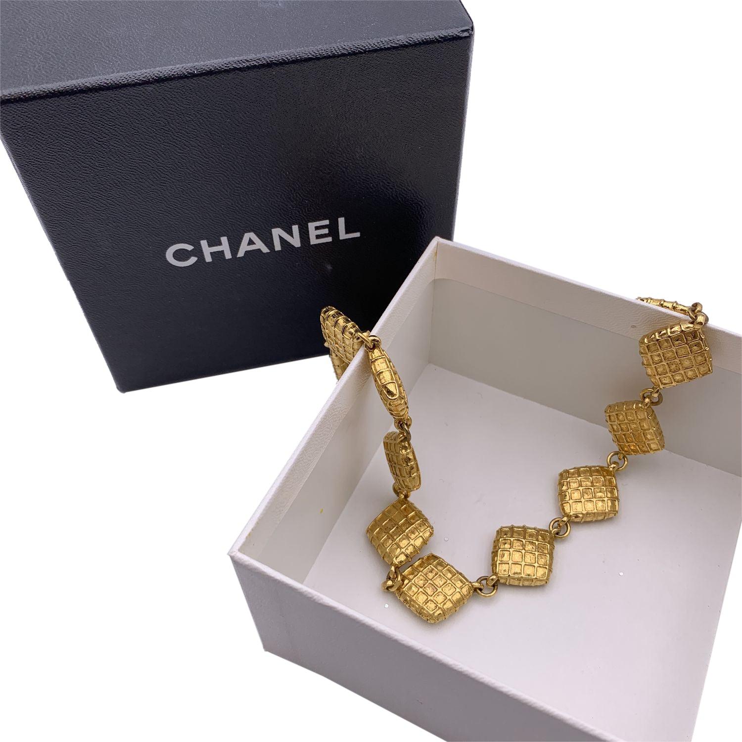 Vintage gold metal chain necklace from CHANEL. It features diamond-shaped elements with quilted pattern Spring ring closure. Total length: 15.5 inches - 39.4 cm. 'CHANEL - CC - Made in France' round tab Condition A - EXCELLENT Gently used. Please,