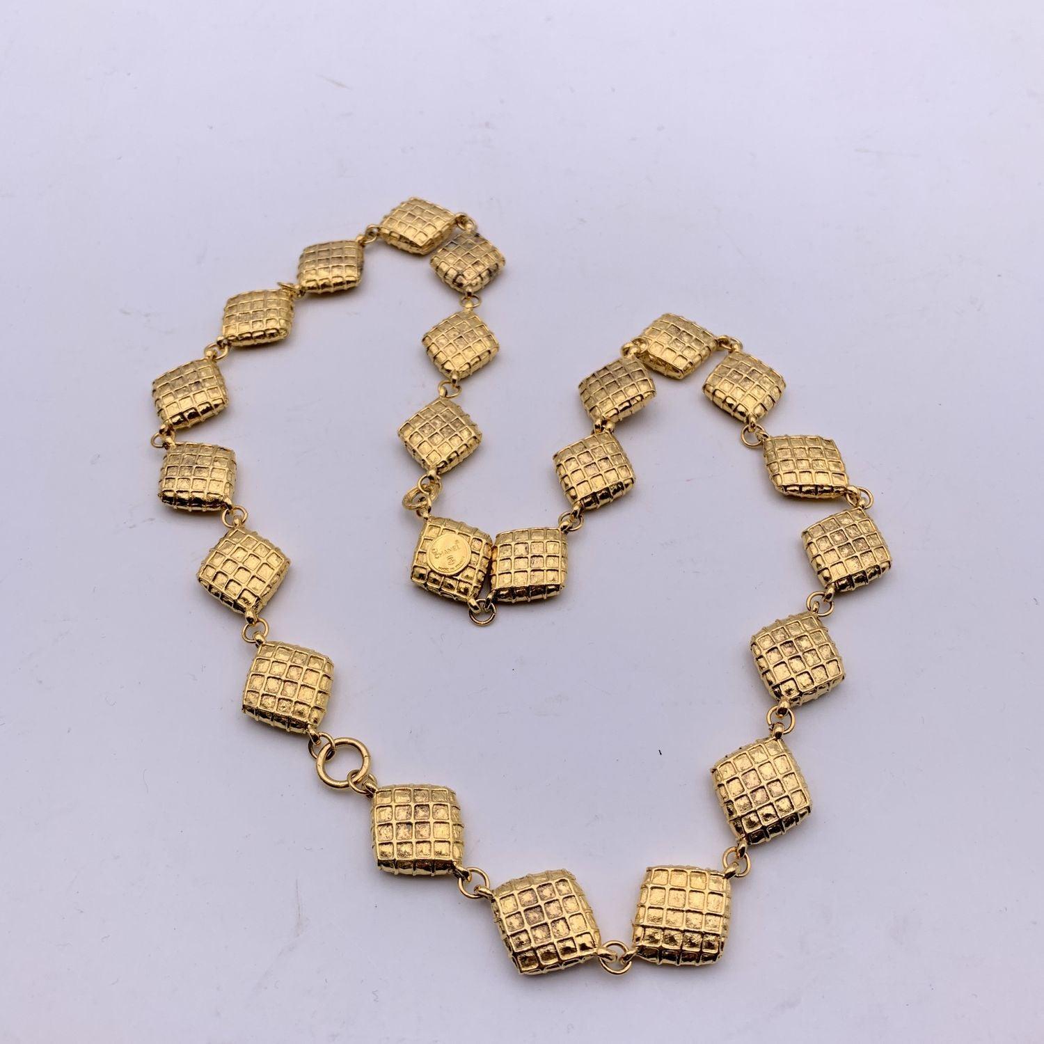 Chanel Vintage Gold Metall gesteppte Halskette mit Kragen im Angebot 2
