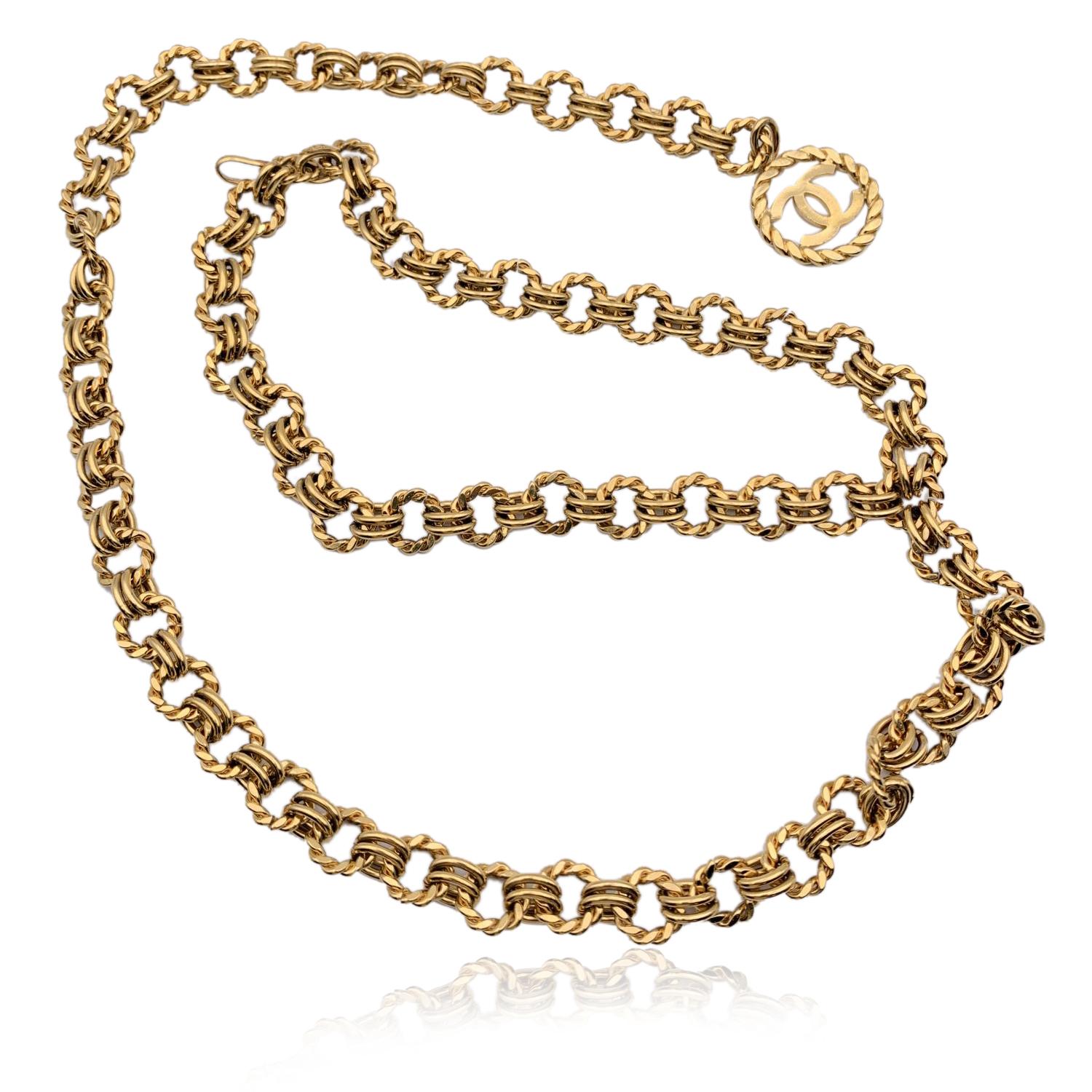 Chanel Vintage Gold Metal Ring Chain Belt with CC Pendant In Excellent Condition In Rome, Rome