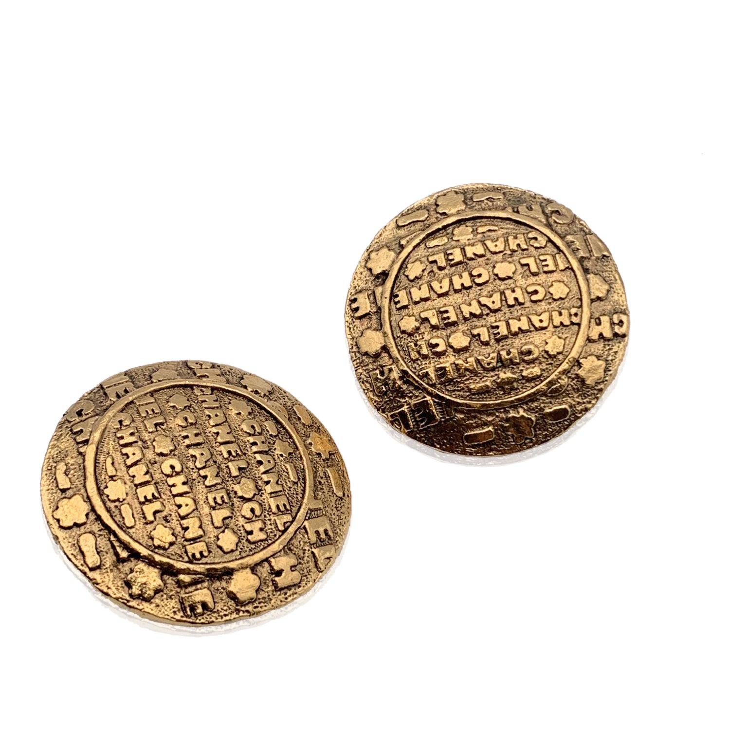 Beautiful vintage clip on earrings by CHANEL. They are finely crafted in gold metal with embossed CHANEL signatures. Clip on closure on the back. 'CHANEL - 2 CC 8 - Made in France' oval tag on the reverse of the earring. Diameter: 30 mm Condition A