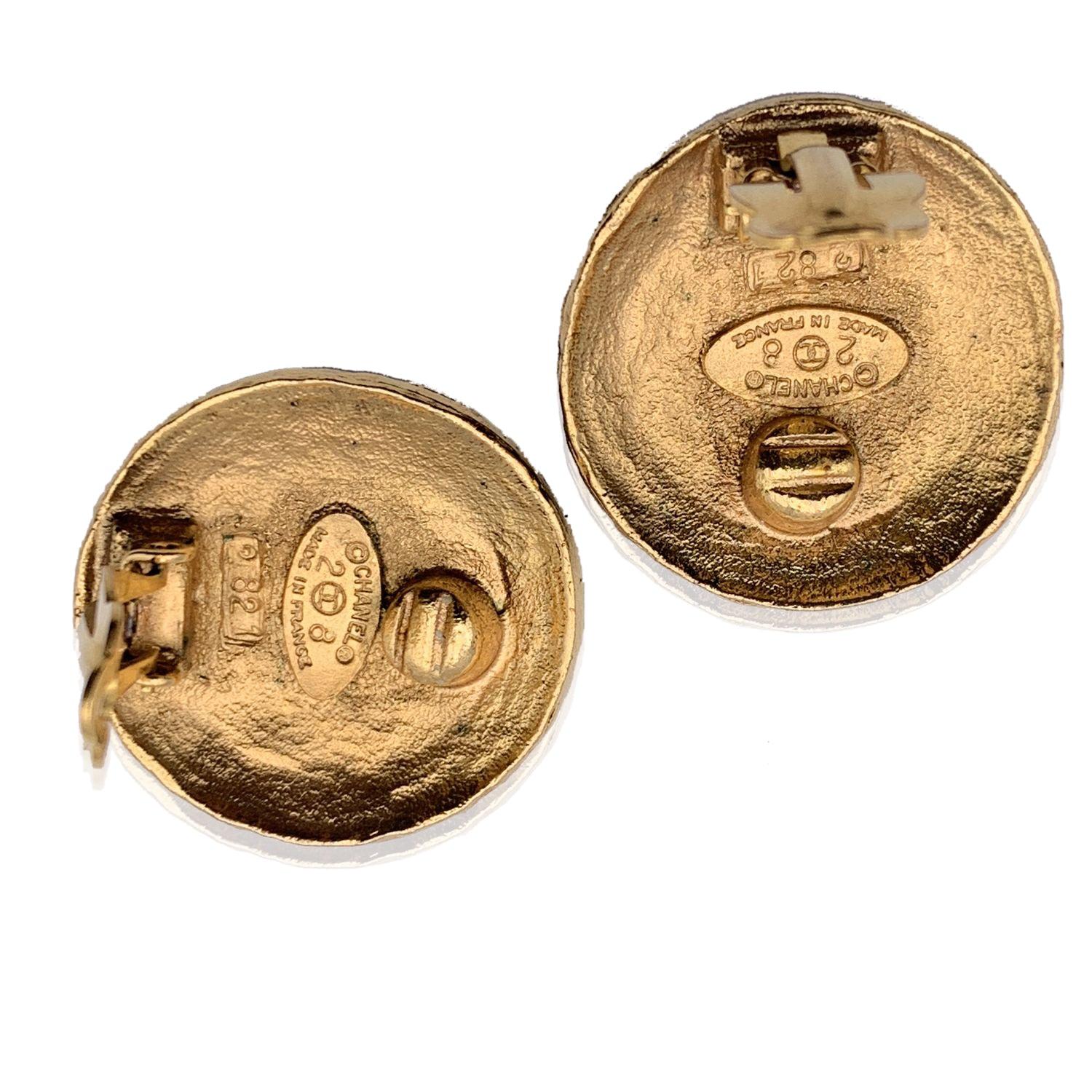 Chanel Vintage Gold Metal Round Embossed Clip On Earrings In Excellent Condition In Rome, Rome