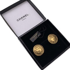 Orecchini a clip Chanel Vintage Rue Cambon in metallo dorato