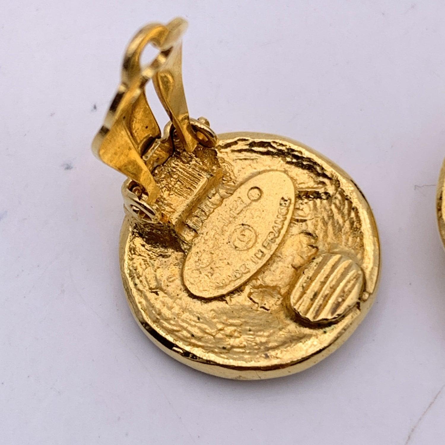 Chanel Vintage Gold Metal Round Rue Cambon Clip On Earrings In Excellent Condition In Rome, Rome