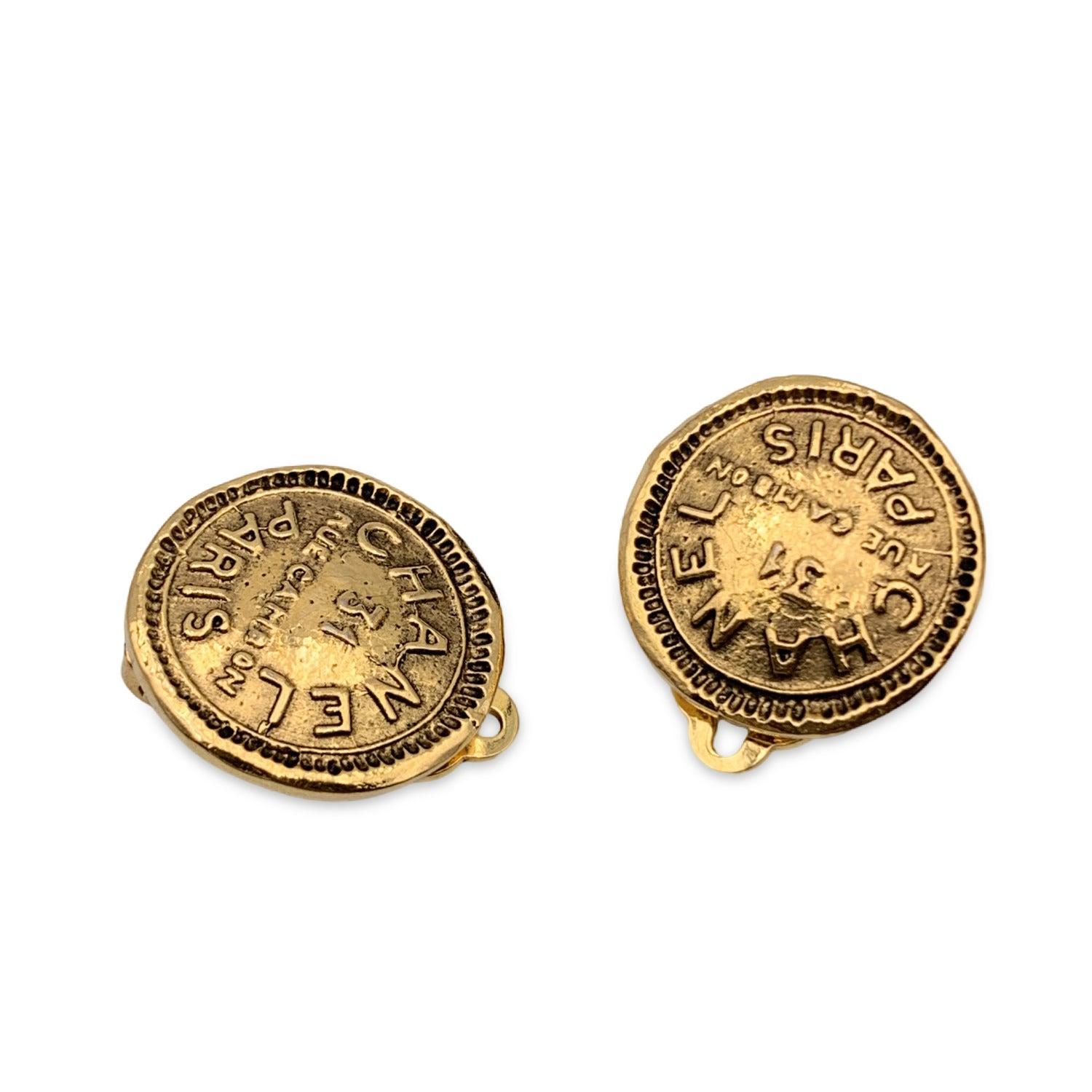 Chanel Vintage Gold Metal Round Rue Cambon Clip On Earrings In Excellent Condition For Sale In Rome, Rome