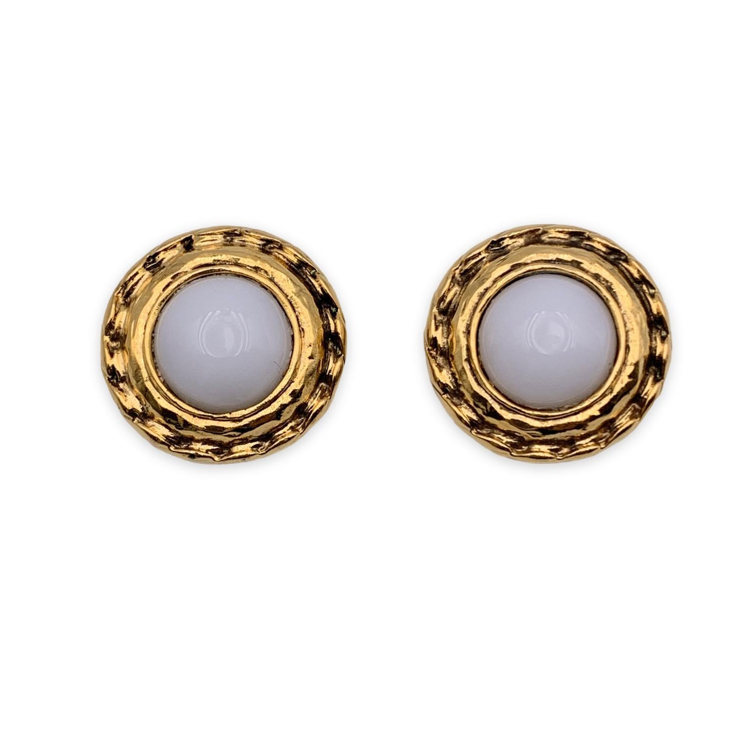 Gorgeous vintage CHANEL earrings. Faux Pearl and gold metal frame. Small CC logo on metal. Clip-on earrings. Signed 'Chanel CC - Made in France' oval hallmark on the reverse of the earring. Diameter: 1.25 inches - 32mm

Condition

A -