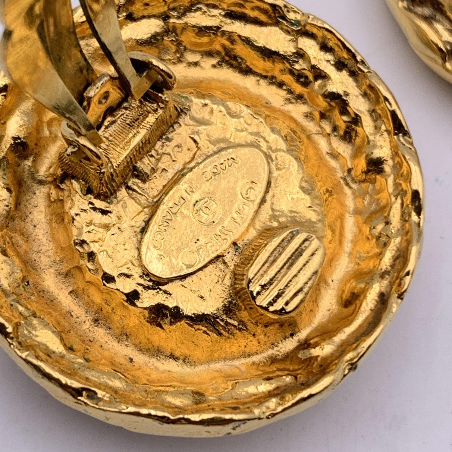 Chanel Vintage Gold Metal White Cabochons Clip On Earrings In Good Condition In Rome, Rome