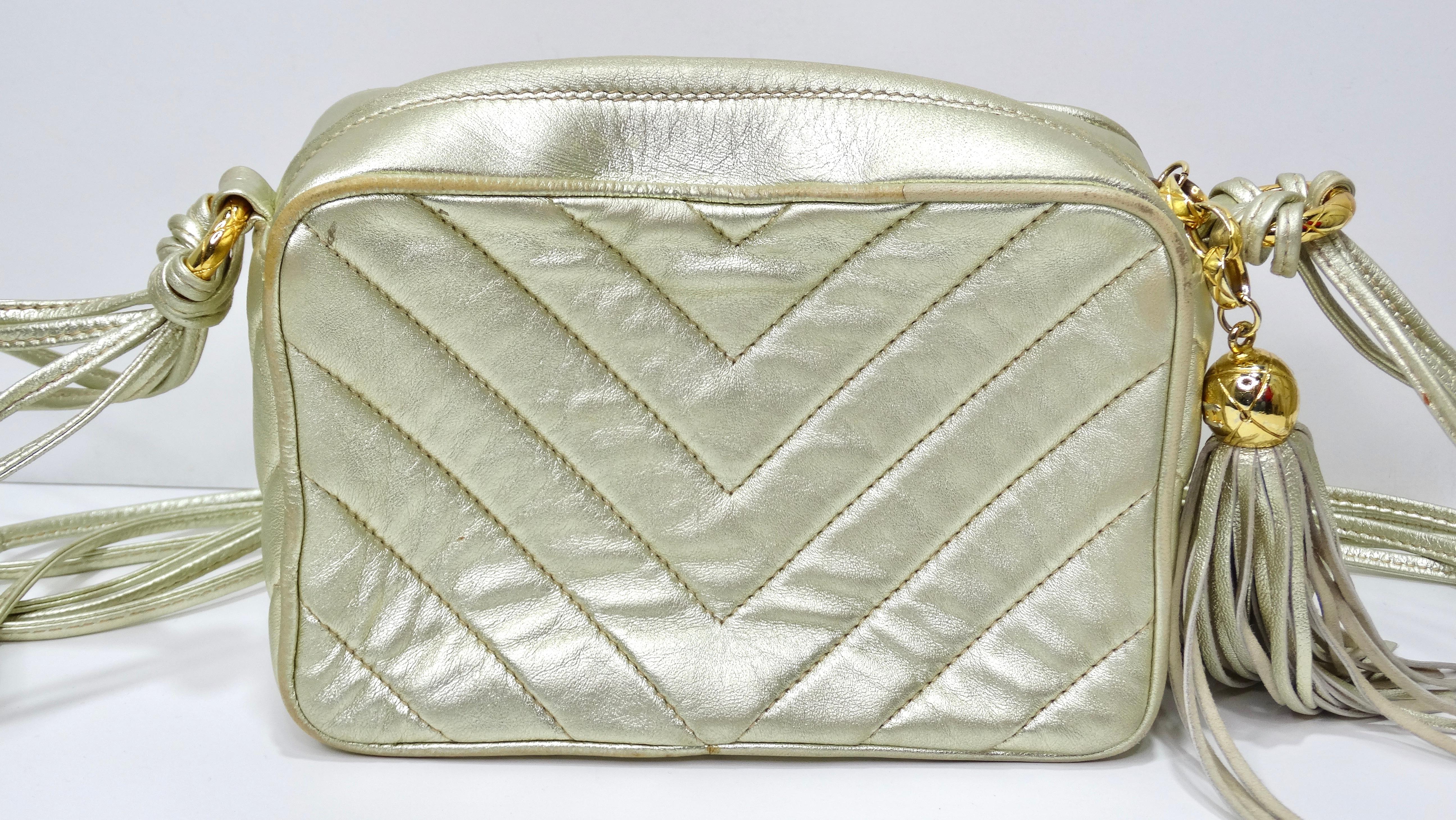Chanel - Sac à bandoulière vintage doré métallisé avec pampilles CC en vente 4
