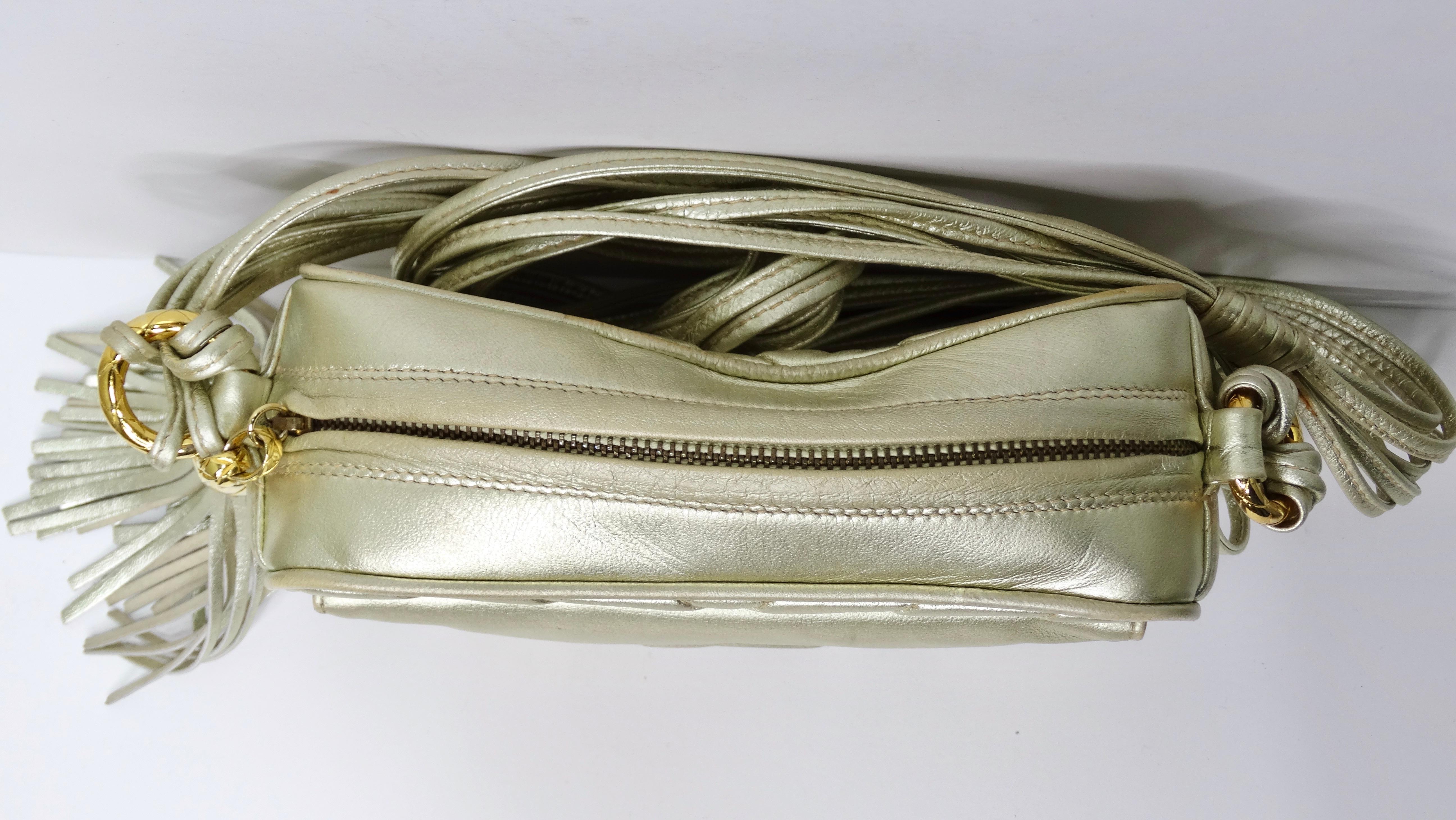 Chanel - Sac à bandoulière vintage doré métallisé avec pampilles CC Bon état - En vente à Scottsdale, AZ