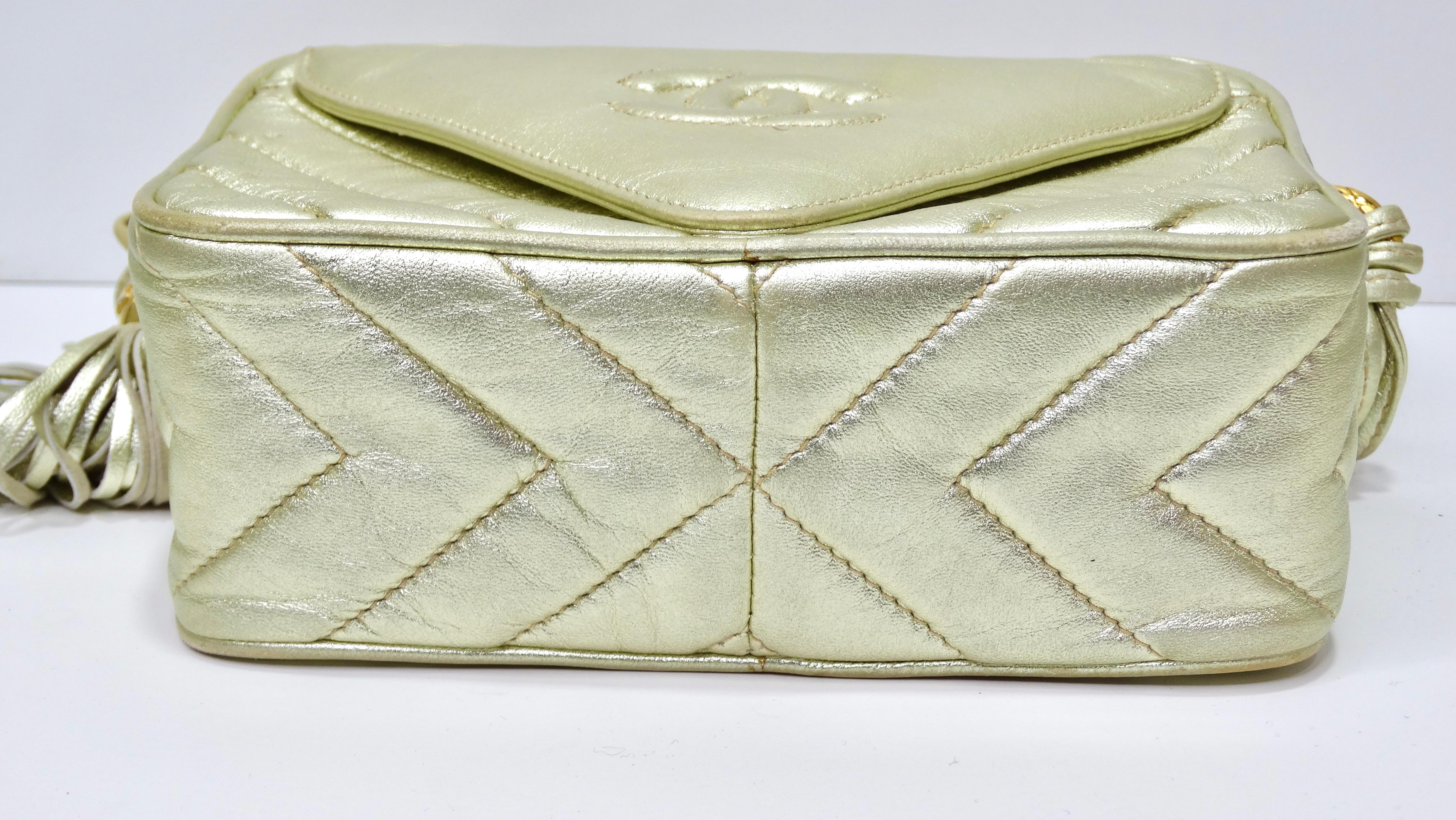 Chanel - Sac à bandoulière vintage doré métallisé avec pampilles CC Unisexe en vente