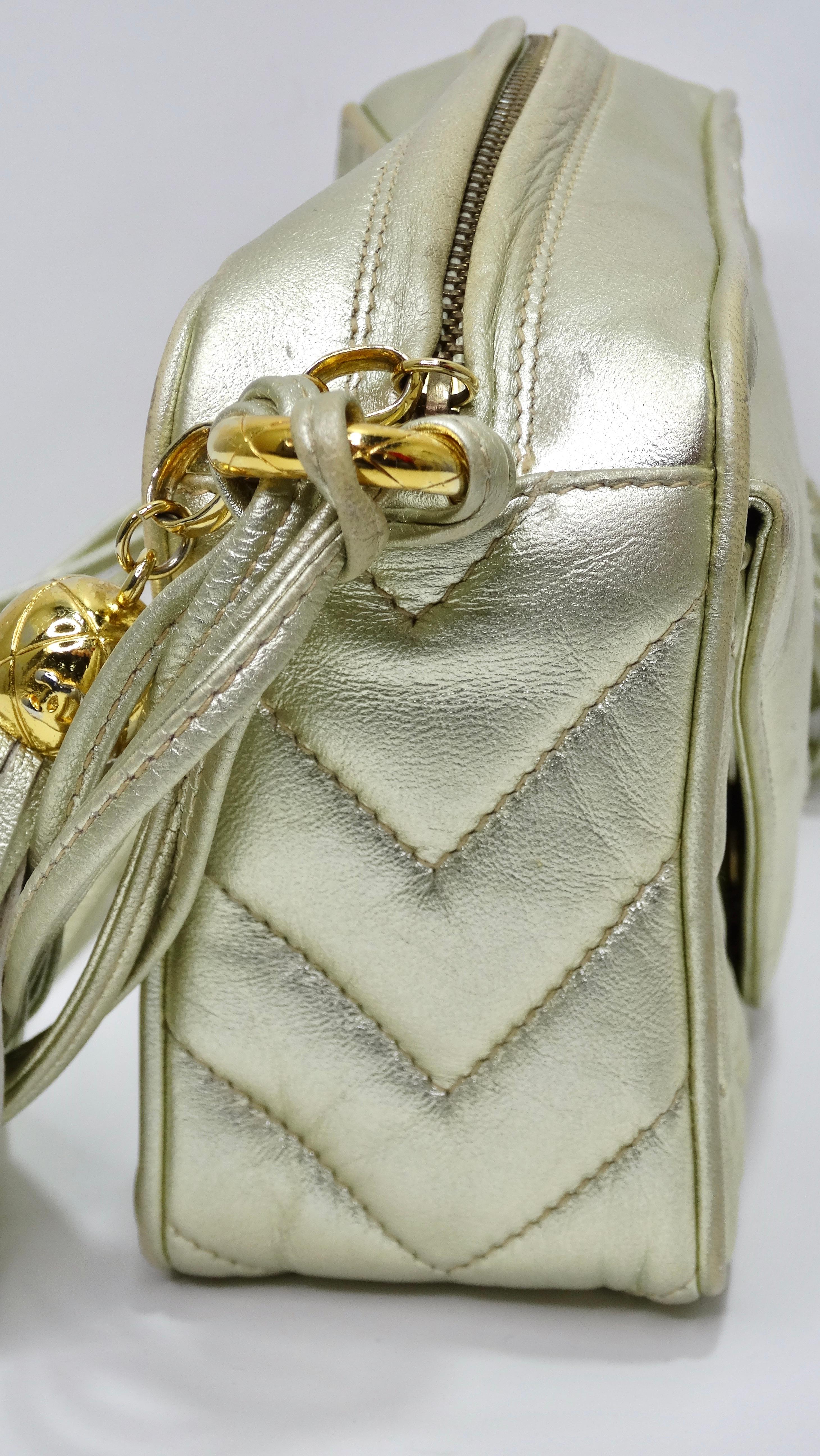 Chanel - Sac à bandoulière vintage doré métallisé avec pampilles CC en vente 2