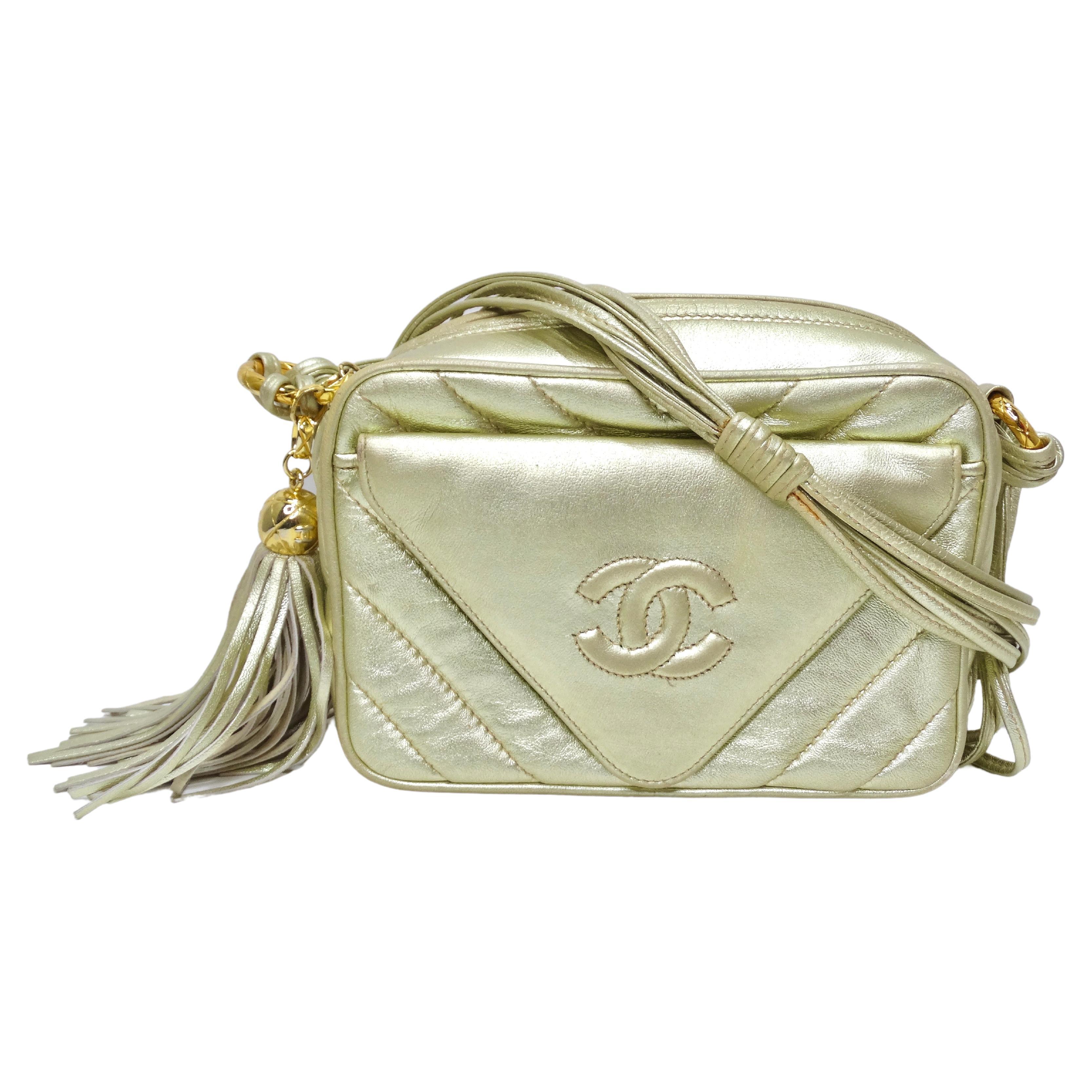 Chanel - Sac à bandoulière vintage doré métallisé avec pampilles CC en vente