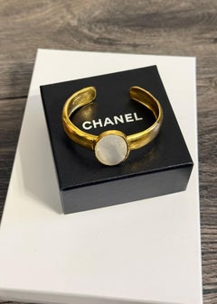 Bracelet manchette Chanel vintage en or et nacre, motif CC