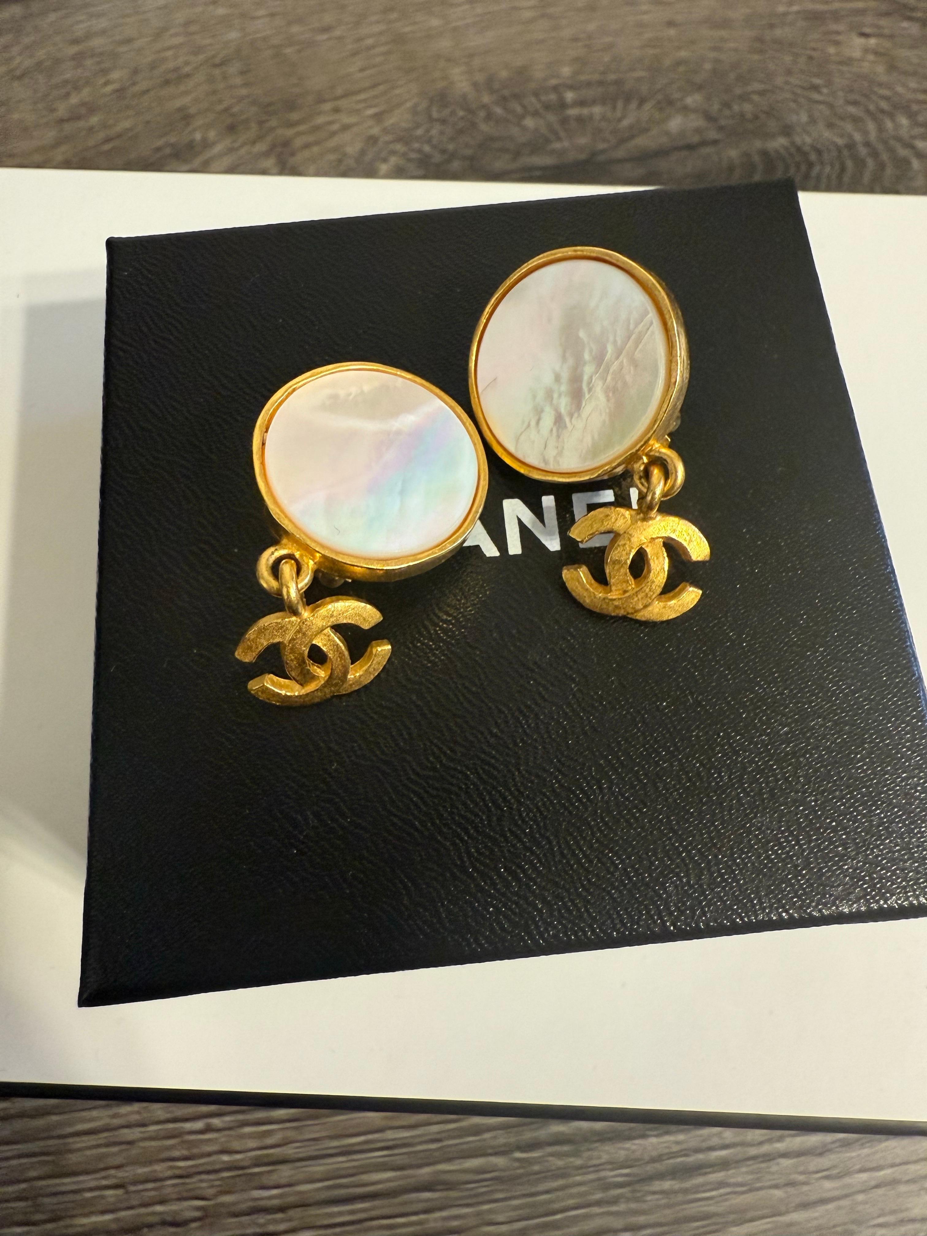 Schönes Paar Vintage Perlmutt CC Tropfen Clip auf Ohrringe von CHANEL
100% authentisch
Hergestellt in Frankreich
Collection'S 1995
Vergoldet, unechte Perle
Insgesamt sehr guter Zustand, abgesehen von leichten Kratzern und Gebrauchsspuren
Kommt mit