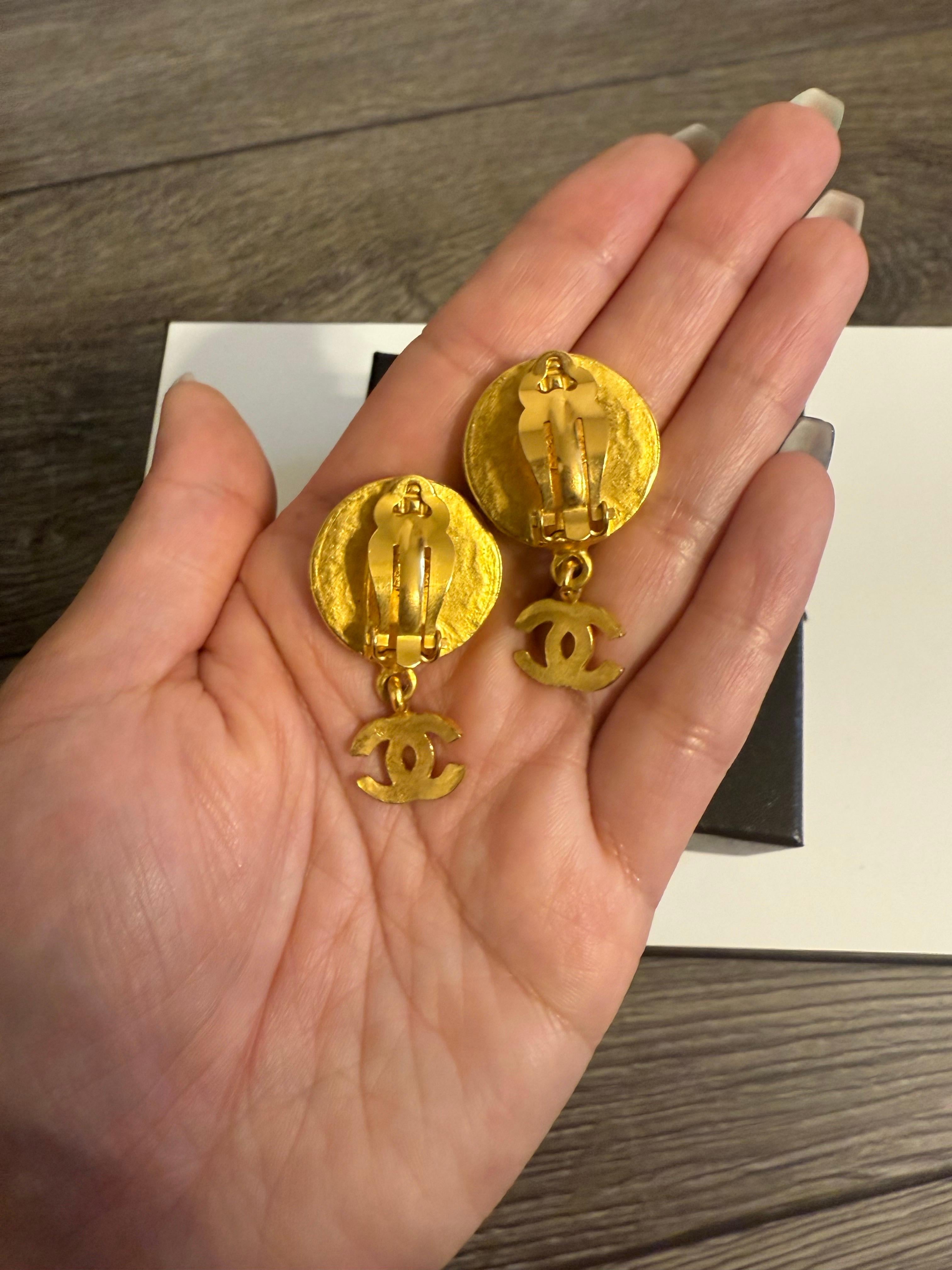 Chanel Vintage Gold Perlmutt CC Baumel-Ohrringe für Damen oder Herren im Angebot