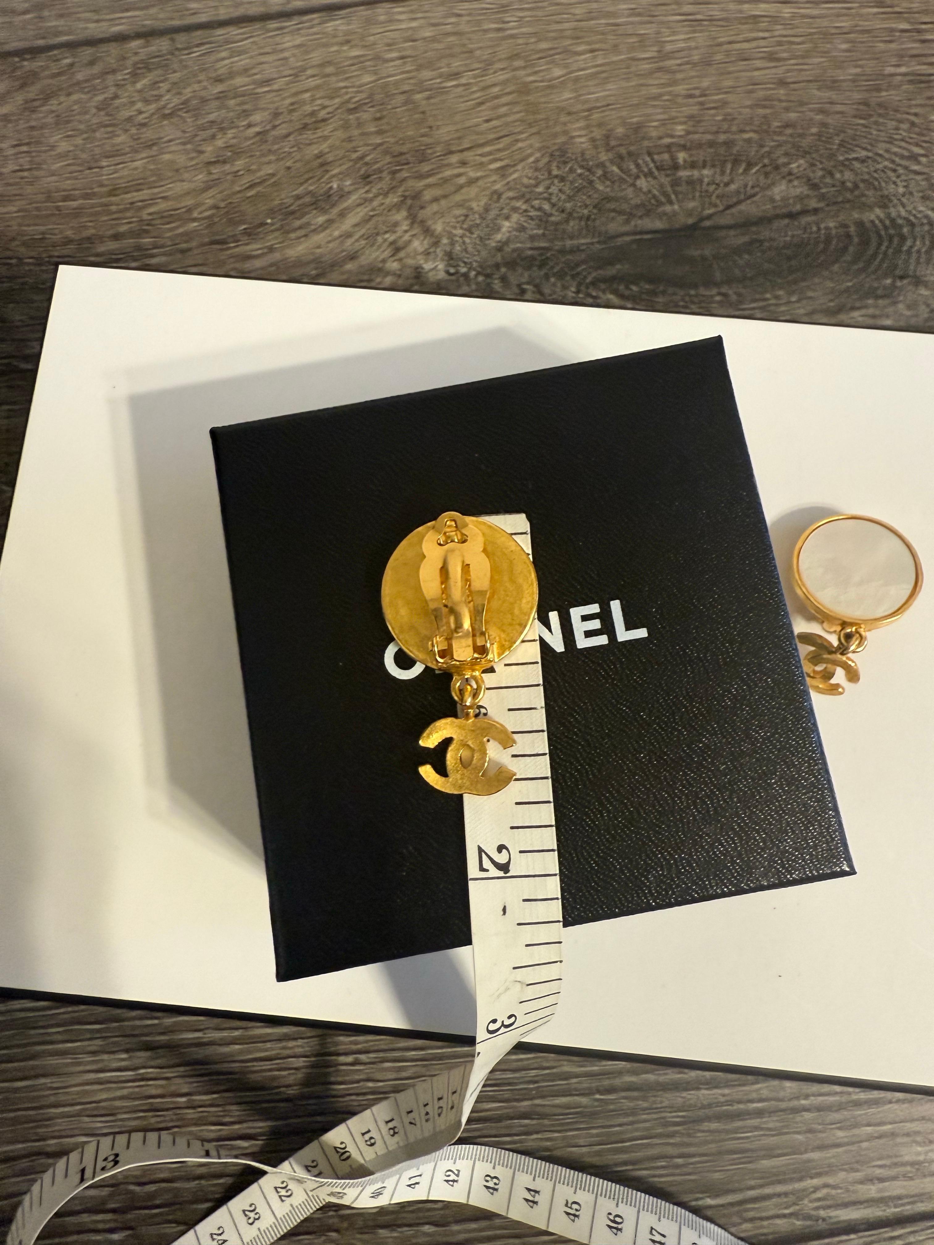 Chanel Vintage Gold Perlmutt CC Baumel-Ohrringe im Angebot 2
