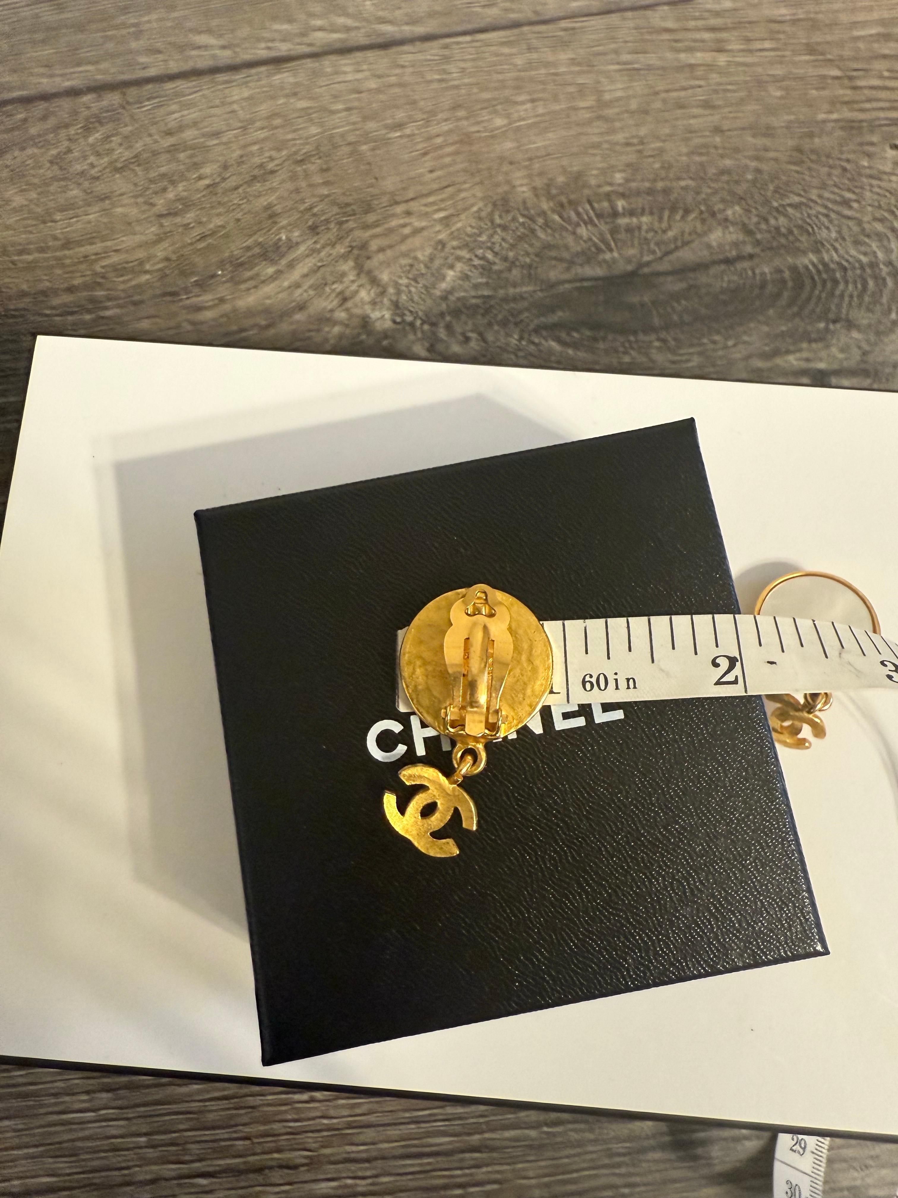 Chanel Vintage Gold Perlmutt CC Baumel-Ohrringe im Angebot 3