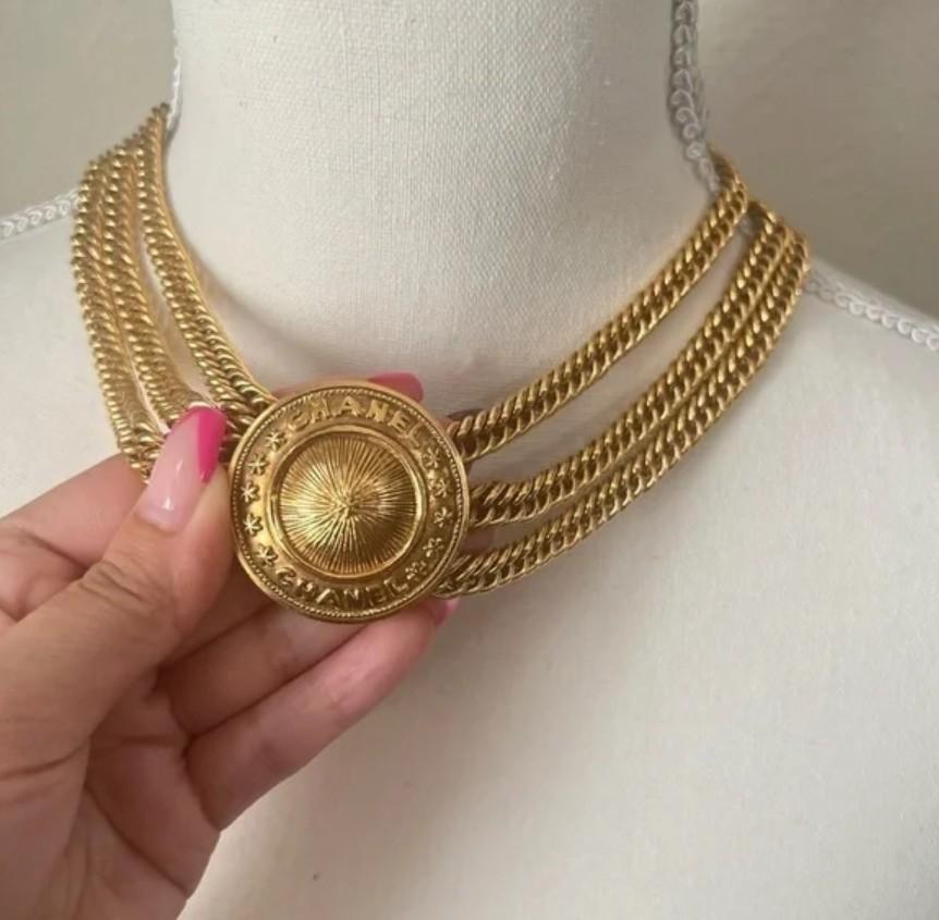 CHANEL - Collana Chanel vintage con medaglione a più fili in oro In condizioni buone in vendita a Bellevue, WA